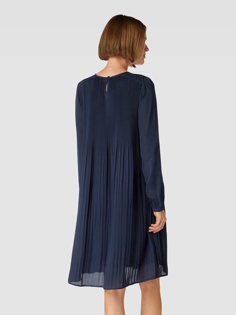 Knielanges Kleid mit Plisseefalten in marineblau
