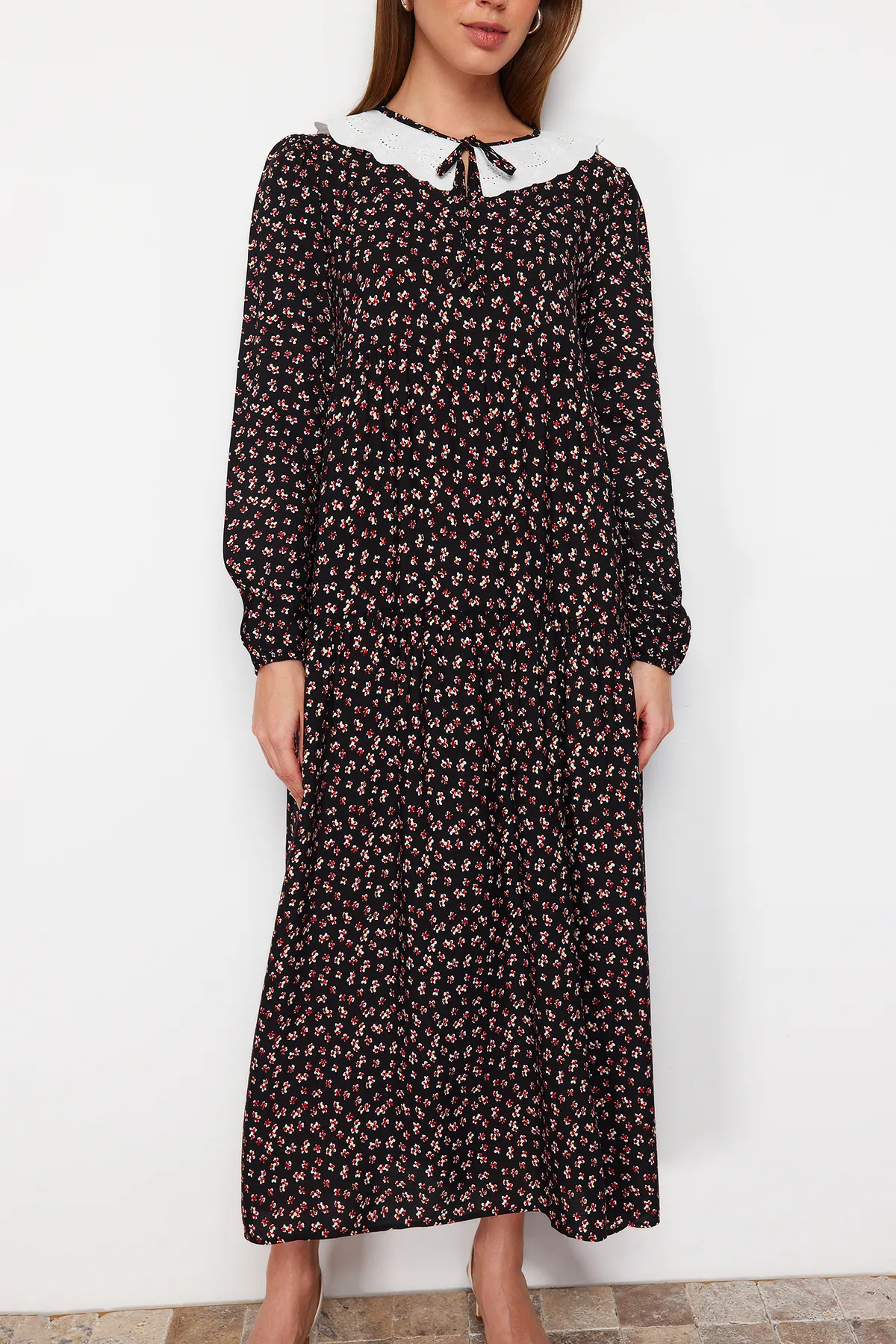 Trendyol Modest  Schwarz gemustertes Kleid aus Viskose mit Muschel-Schnürkragen und detailliertem Detail TCTSS21EL3655