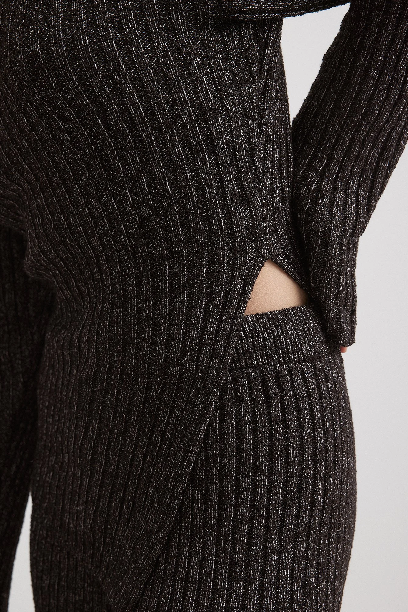 Asymmetrischer, gestrickter Langarmoberteil