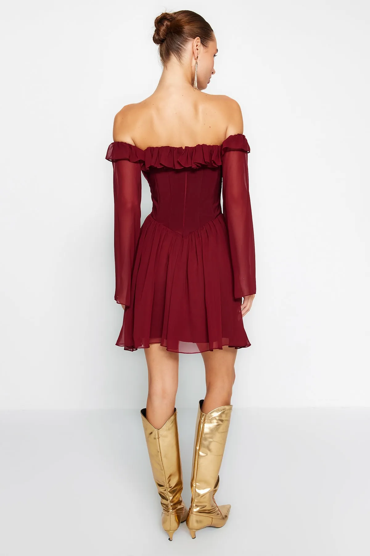 Trendyol Collection  Burgunderrotes elegantes Abendkleid aus Chiffon mit offener Taille/Skater-Futter und Rüschen TPRSS23EL00096