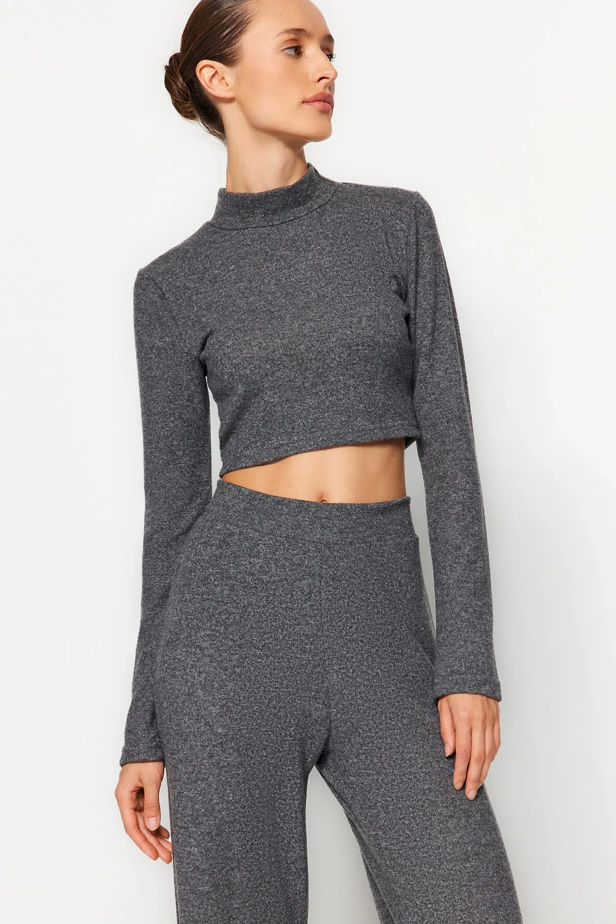 Trendyol Collection  Anthrazitfarbenes, weiches Crop-Top mit Stehkragen und weitem Bein/weitem Bein, gestricktes Unterteil-Oberteil-Set TWOAW24AU00077