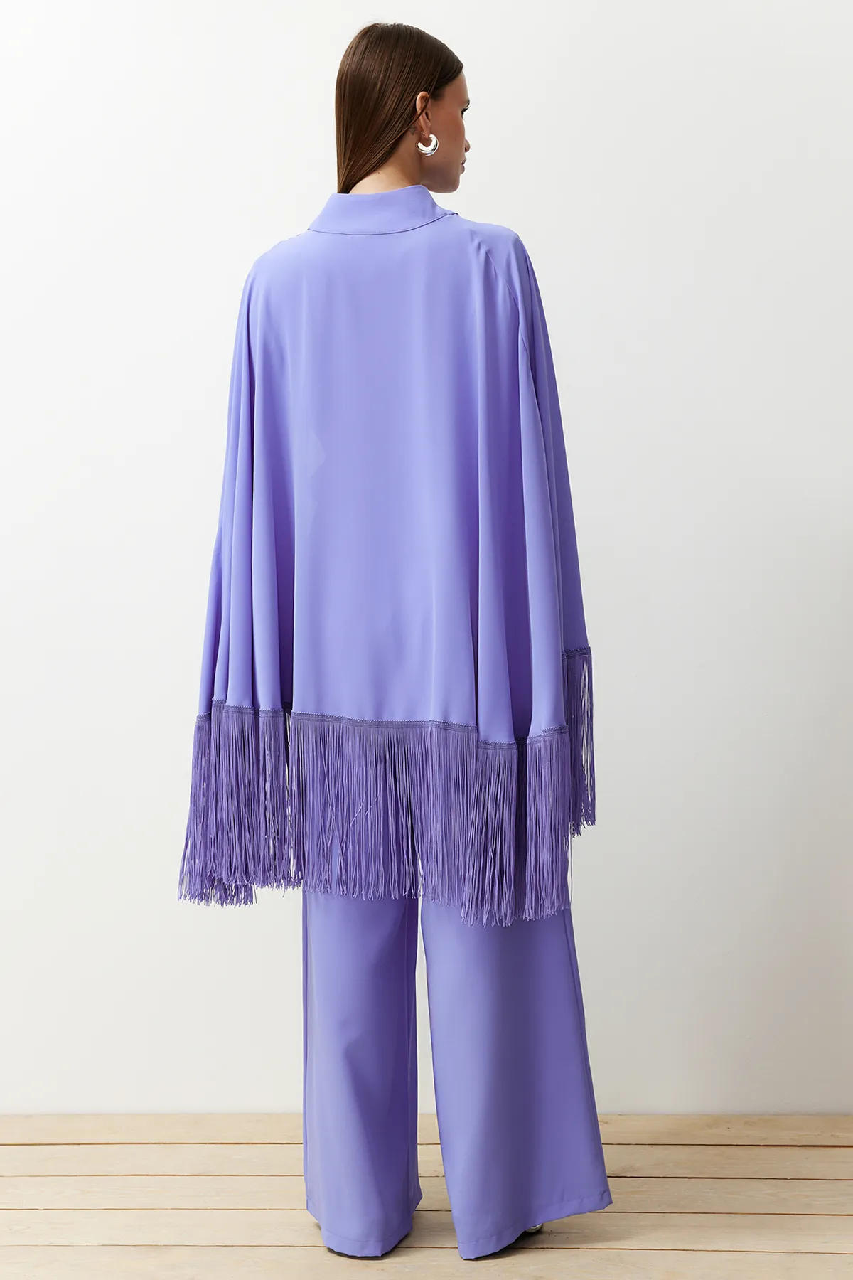 Trendyol Modest  Fliederfarbener Cape-Jumpsuit-Abendanzug mit Quasten TCTAW24DB00007