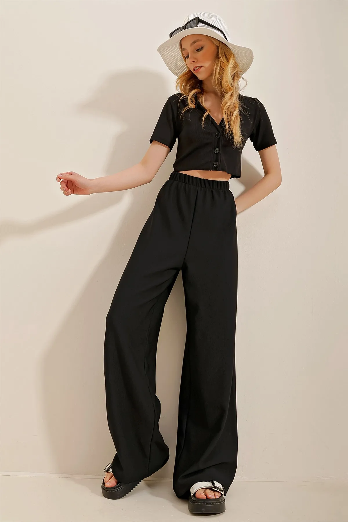 Trend Alaçatı Stili  Schwarze Viskosehose mit weitem Bein für Damen Alc-X4354