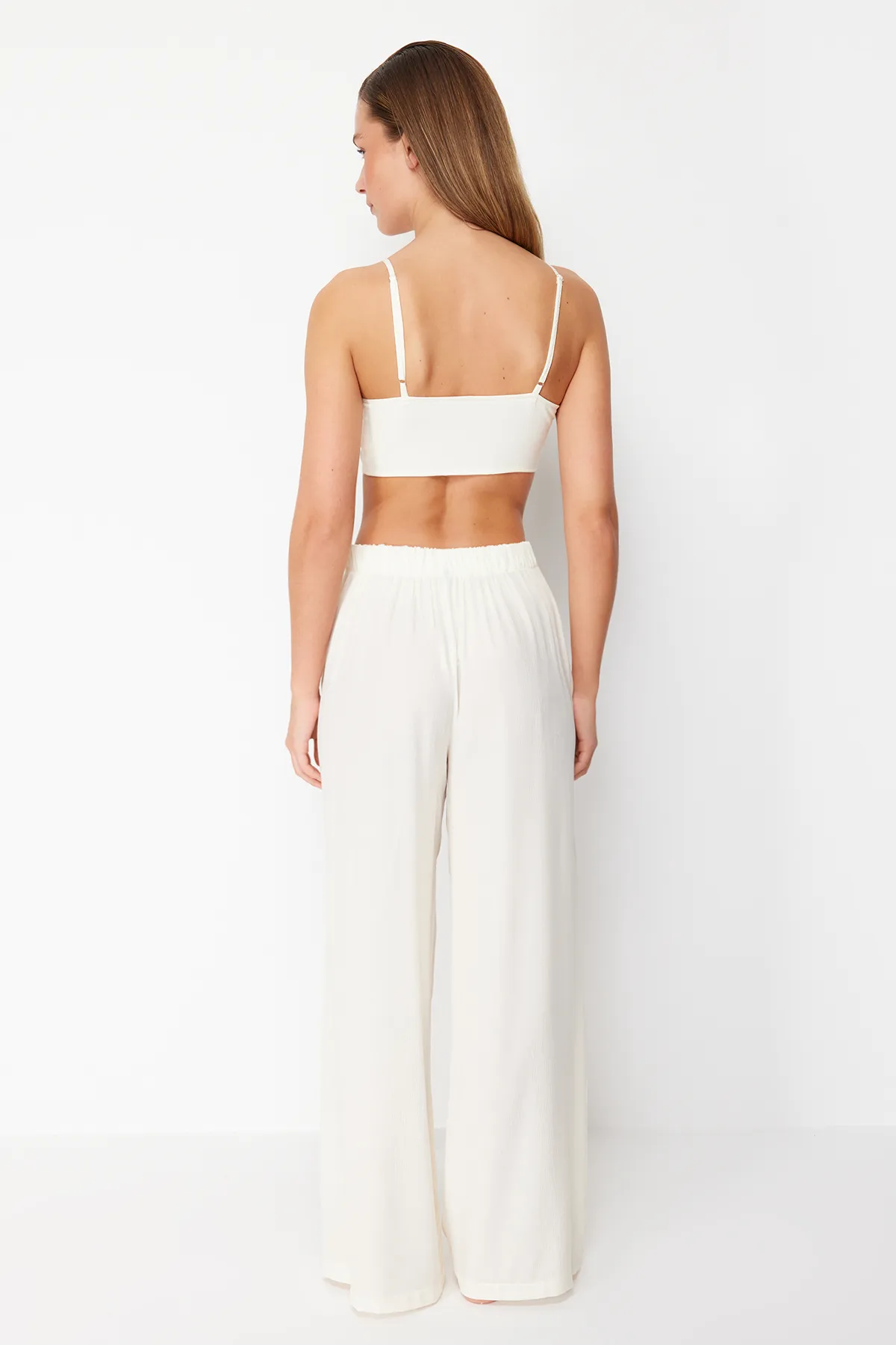 Trendyol Collection  Ecru gewebtes Set mit gebundener Bluse und Hose TBESS22AU0108