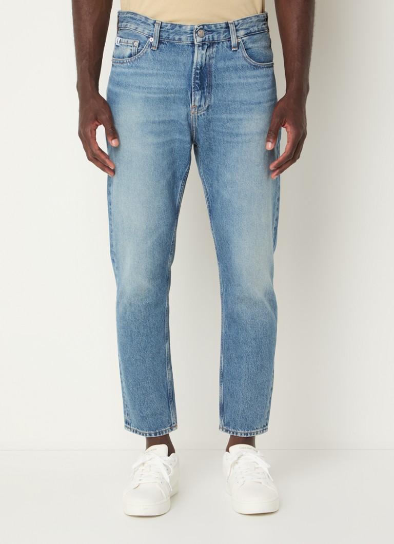 Calvin Klein slim fit cropped jeans med medium vask og sidelommer