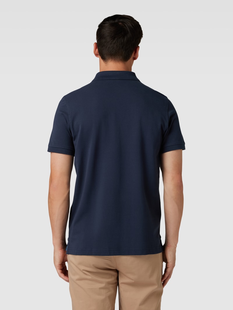 Poloshirt mit Label-Stitching in dunkelblau