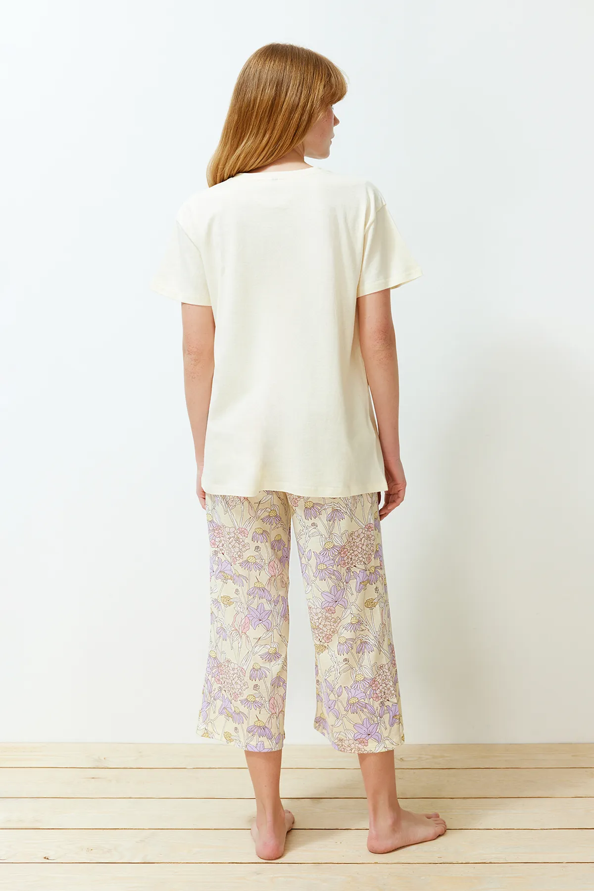 Trendyol Collection  Gelbes Pyjama-Set aus 100 % Baumwolle mit Blumenmuster THMSS24PT00210