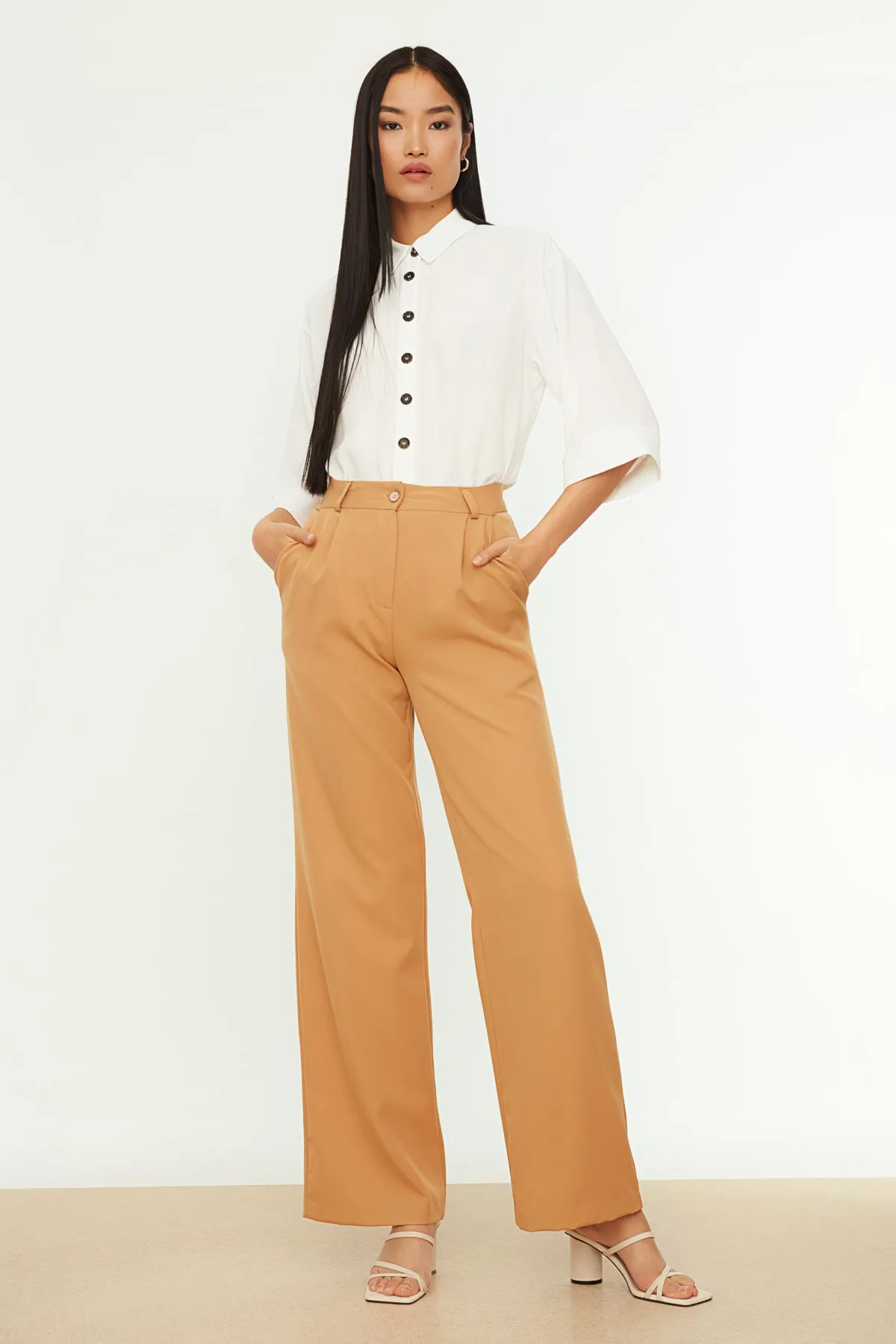 Trendyol Collection  Braune, gewebte Hose mit hoher Taille und weitem Bein/Plissee mit weitem Bein TWOAW21PL0076