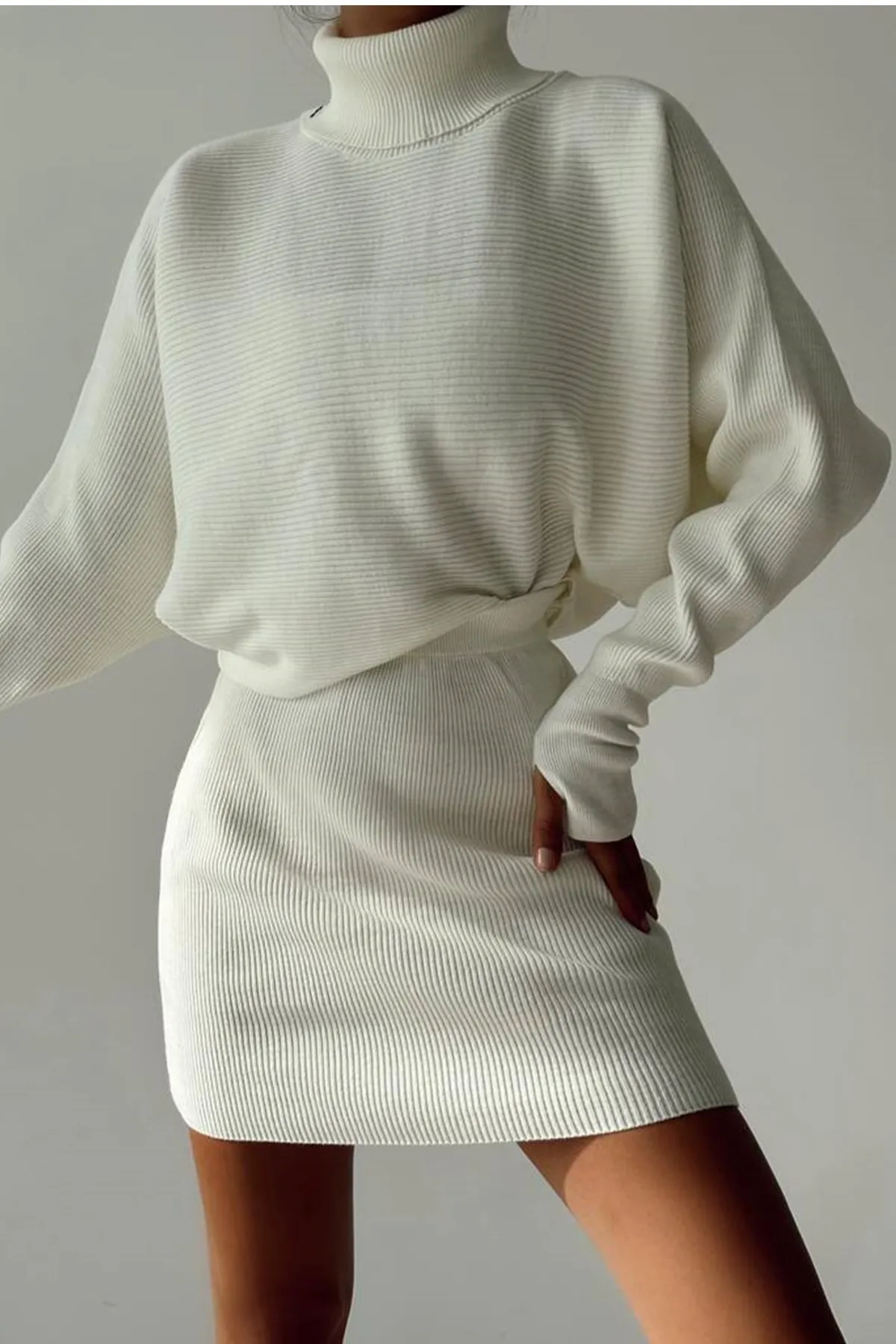 vuvutasarım  Set aus weißem Rollkragenpullover mit handgekräuseltem Strickpullover und weißem Strickrock mit hoher Taille 075