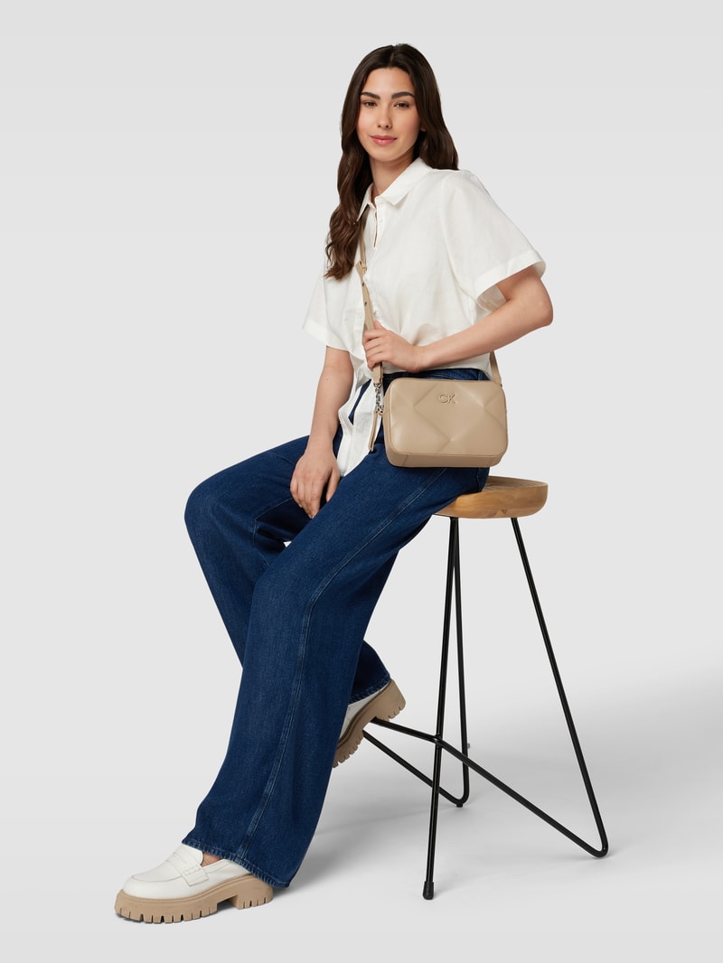 Umhängetasche mit Strukturmuster Modell 'CAMERA' in beige
