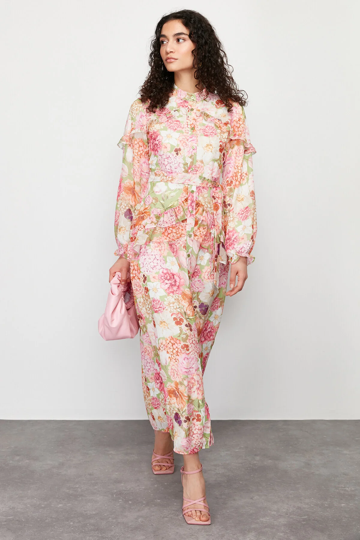 Trendyol Modest  Rosa Kleid aus gewebtem Chiffon mit Blumenmuster, Rüschendetail und Futter TCTSS24EB00003