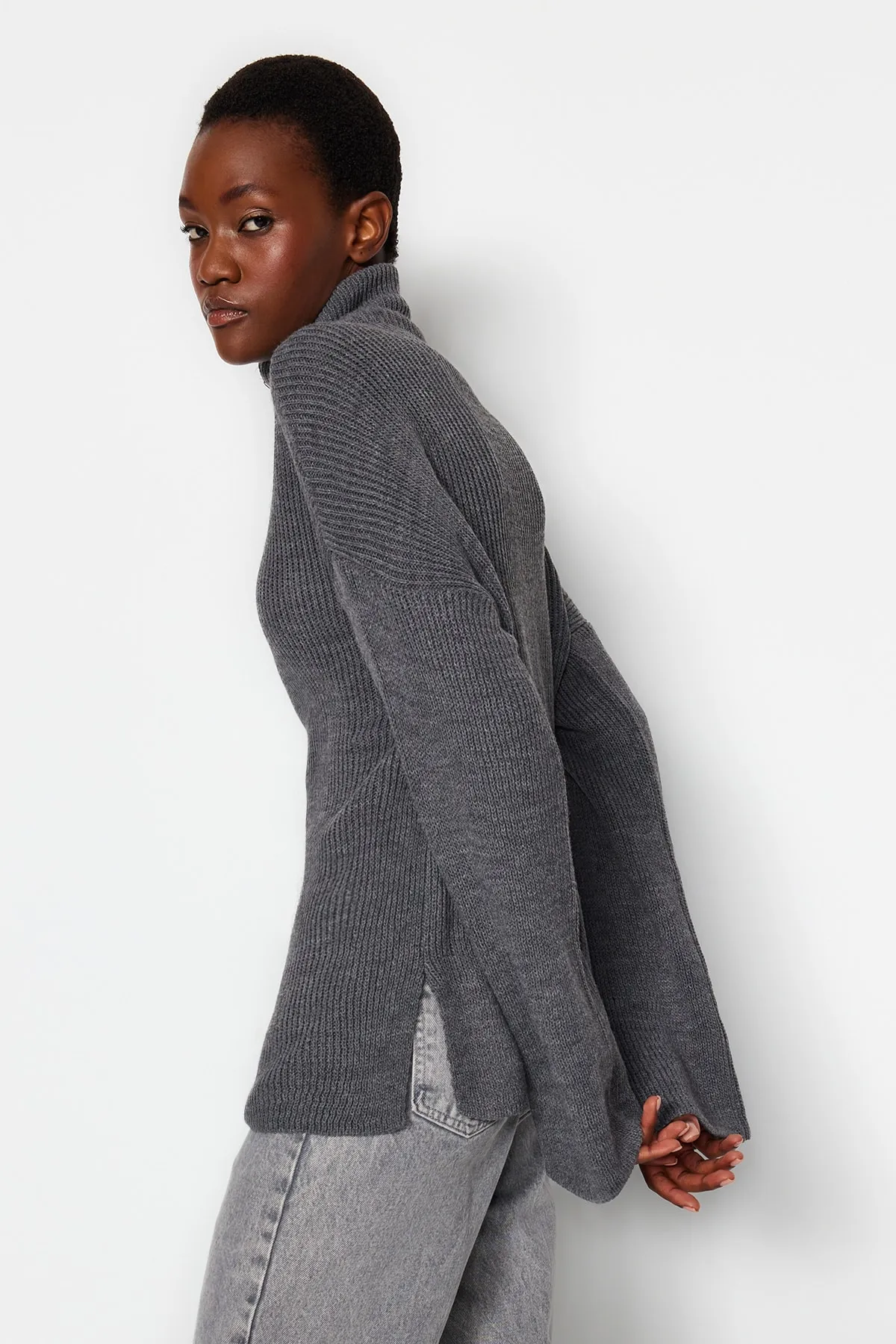 Trendyol Collection  Anthrazitfarbener Strickpullover mit breitem Muster und Reißverschluss und hohem Kragen TWOAW24KZ00507
