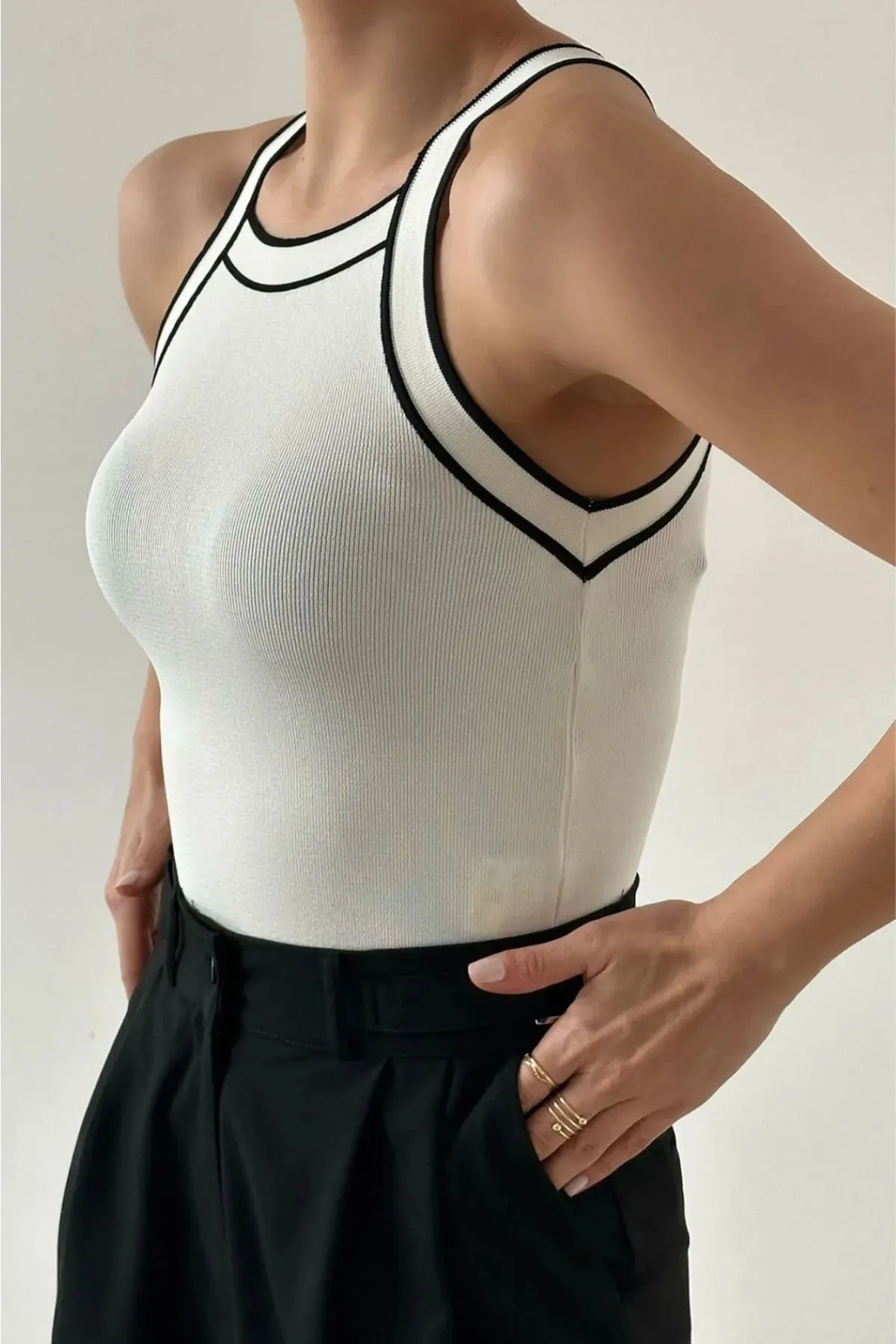 IŞILDA FASHION  Damenbekleidung Schwarz gestreifte Neckholder-Strickbluse
