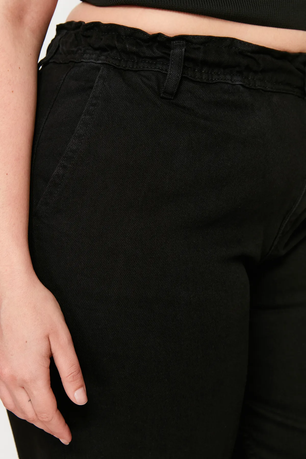 Trendyol Curve  Schwarze Mom-Jeans mit hoher Taille und detaillierten Taschen TBBAW23CJ00007