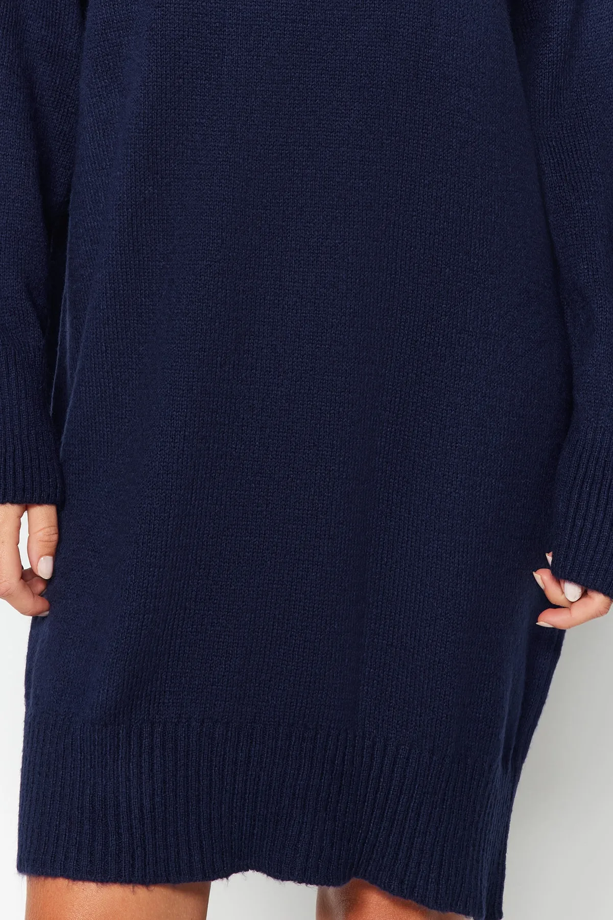 Trendyol Collection  Marineblaues Mini-Strickkleid mit Rundhalsausschnitt TWOAW24EL00035