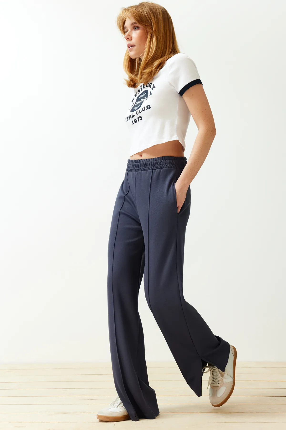 Trendyol Collection  Hochwertige anthrazitfarbene, gerippte, genähte, gerade/gerade geschnittene Strick-Jogginghose TWOSS24EA00001