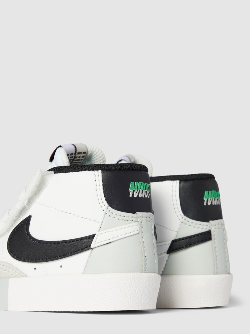 High Top Sneaker mit Klettverschluss Modell 'BLAZER MID 77' in weiß