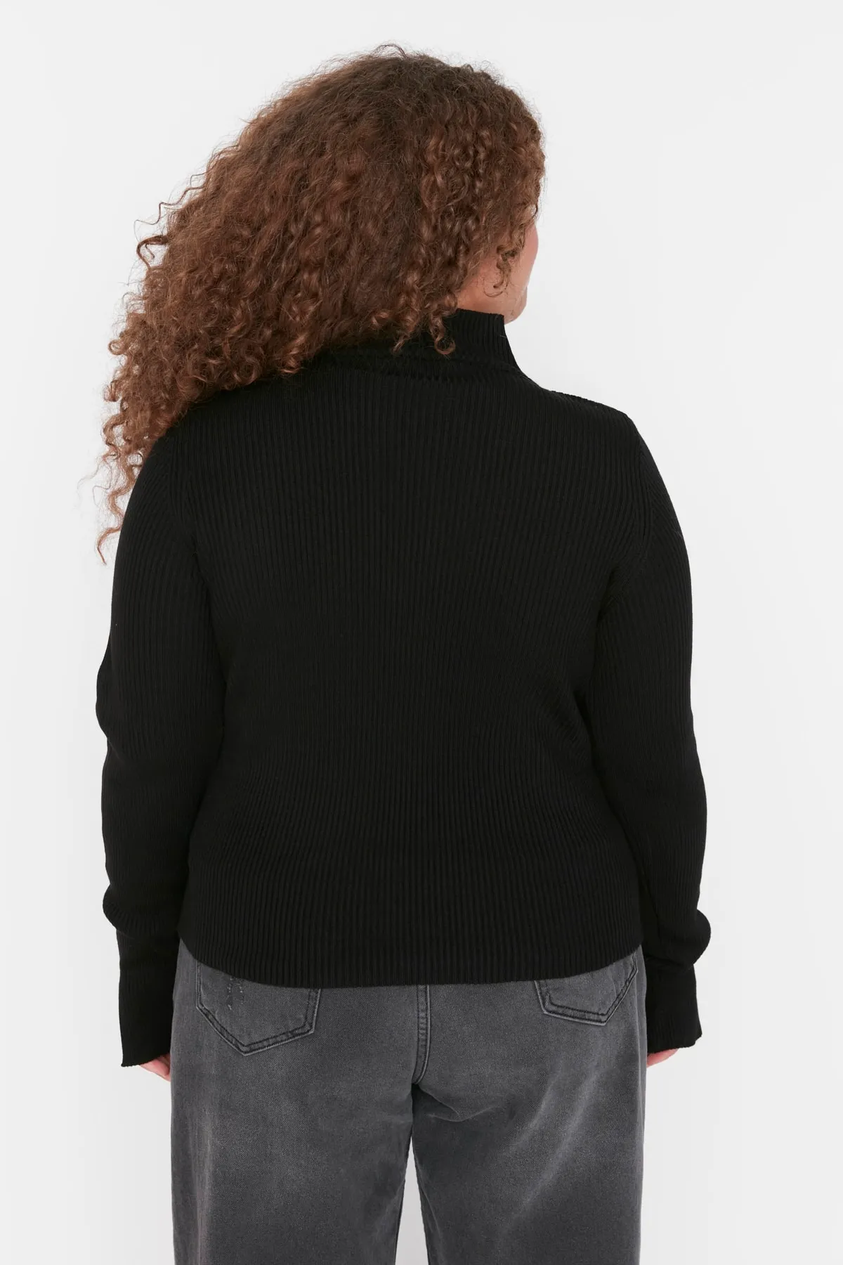 Trendyol Curve  Schwarzer Feinstrickpullover mit Ausschnitten und halbem Rollkragenpullover und Kettendetail TBBAW23AN00120