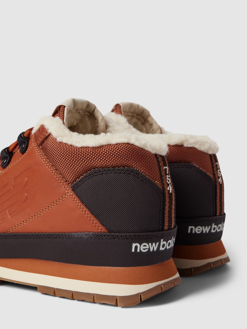 Sneaker mit Kontrastbesatz in cognac