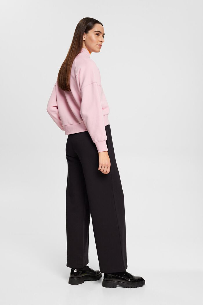 Jogger mit weitem Bein