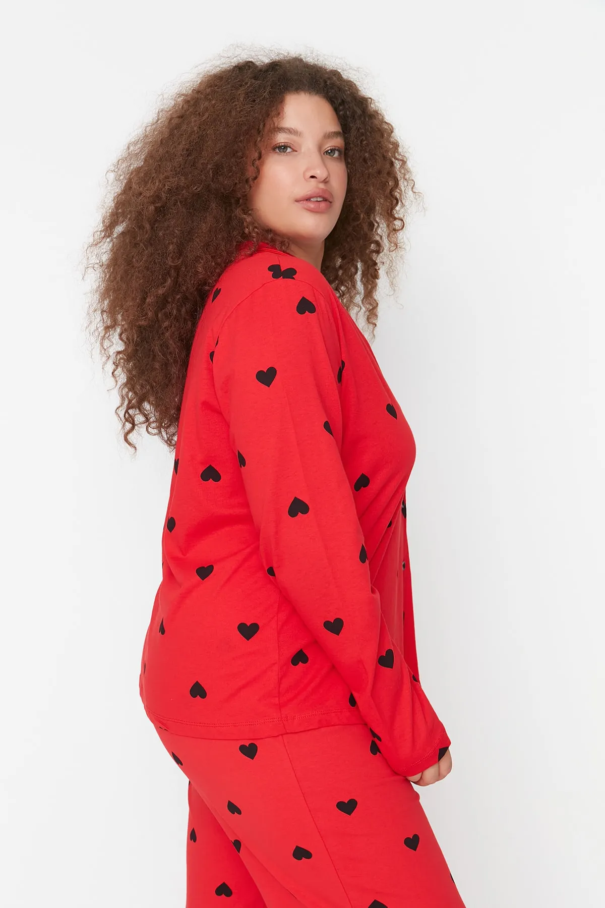 Trendyol Curve  Gestricktes Pyjama-Set mit rotem Herz-Hemdkragen TBBAW23AI00019