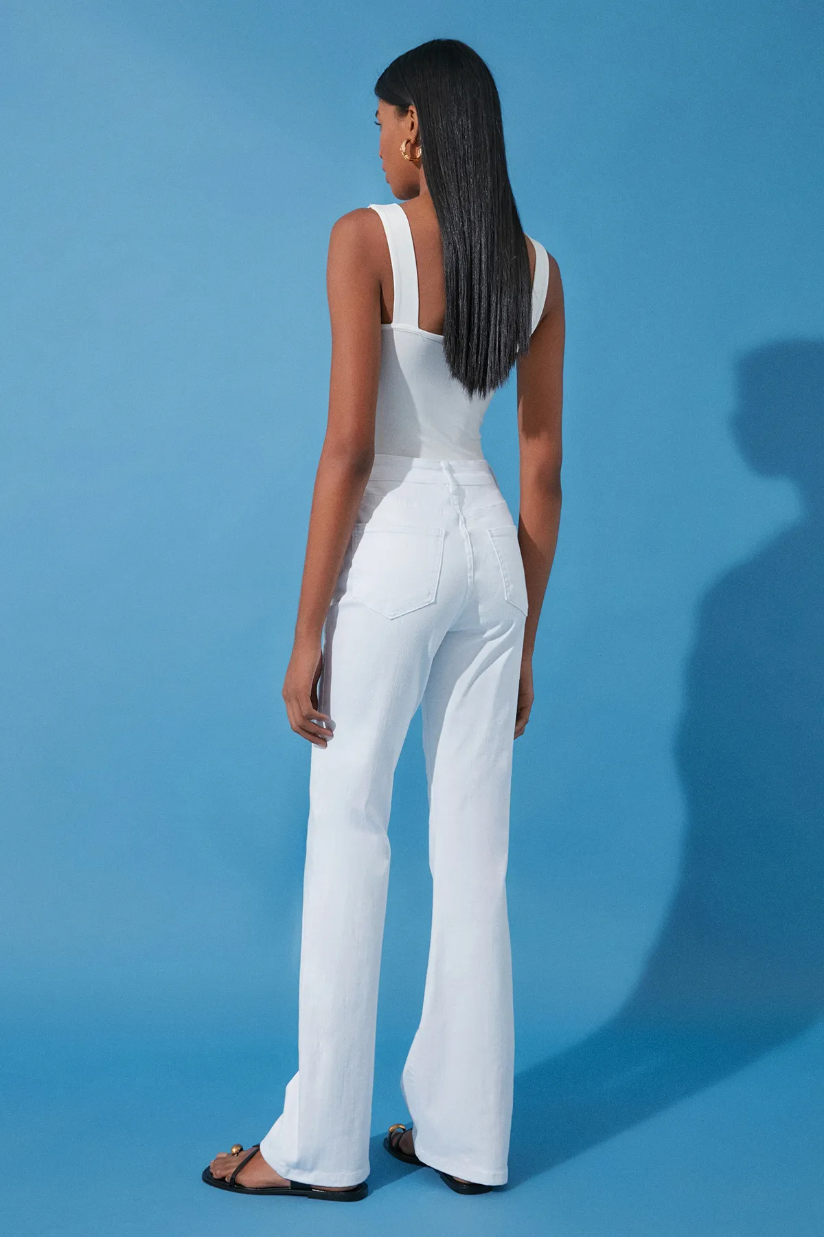 Trendyol Collection  Weiße Schlagjeans mit hoher Taille TWOSS24JE00267