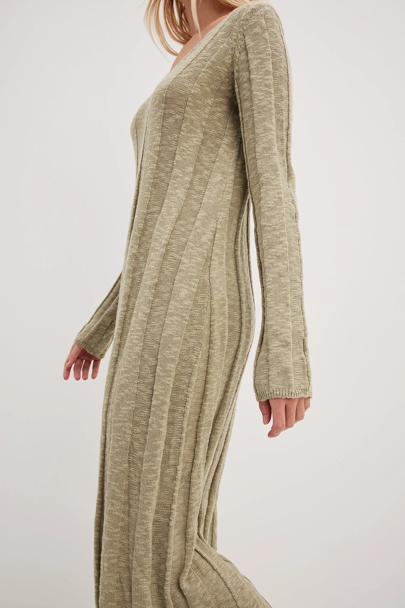 Geripptes, weites Midikleid aus Strickstoff