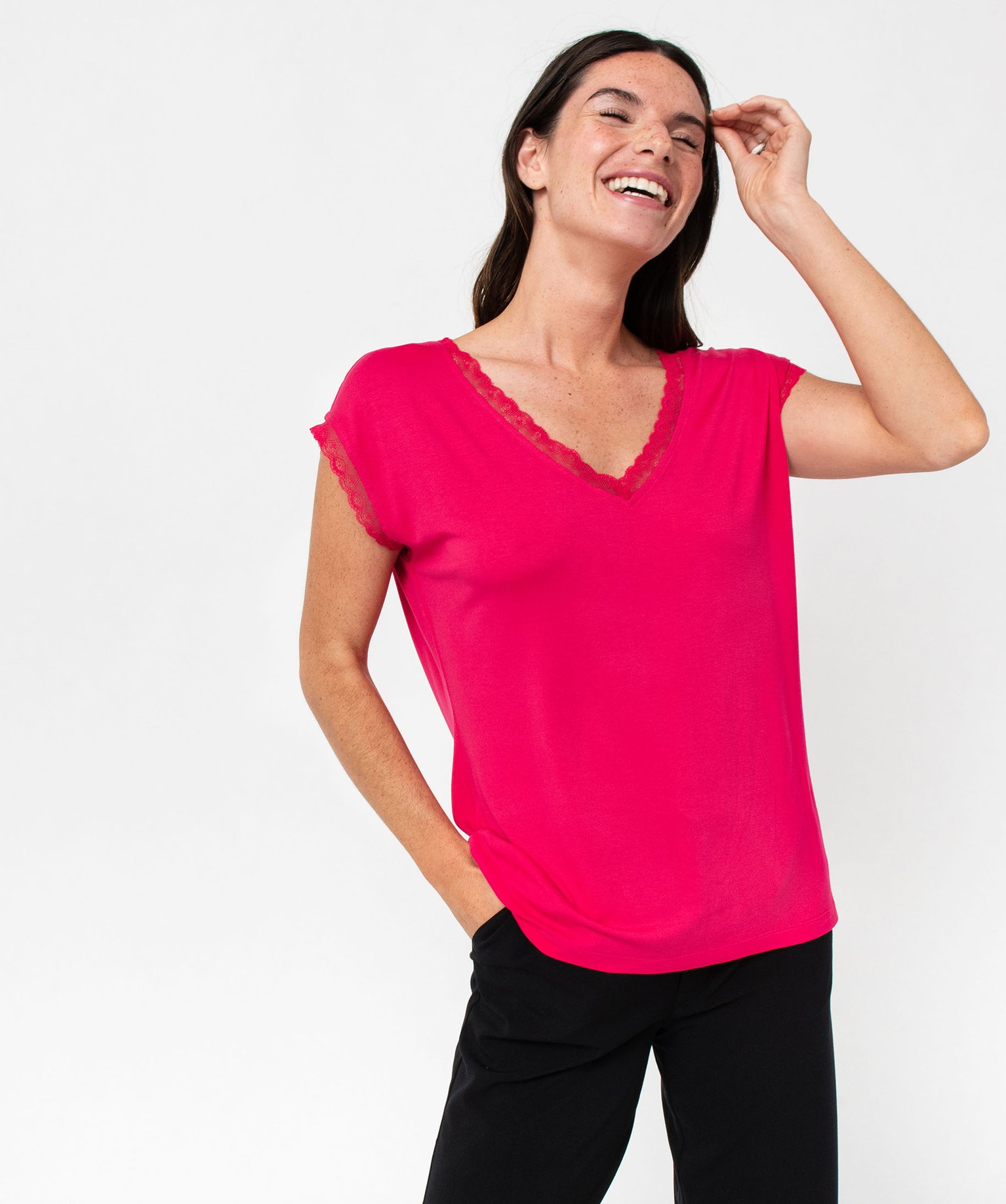 Tee-shirt femme à manches courtes avec col V en dentelle rose | GEMO