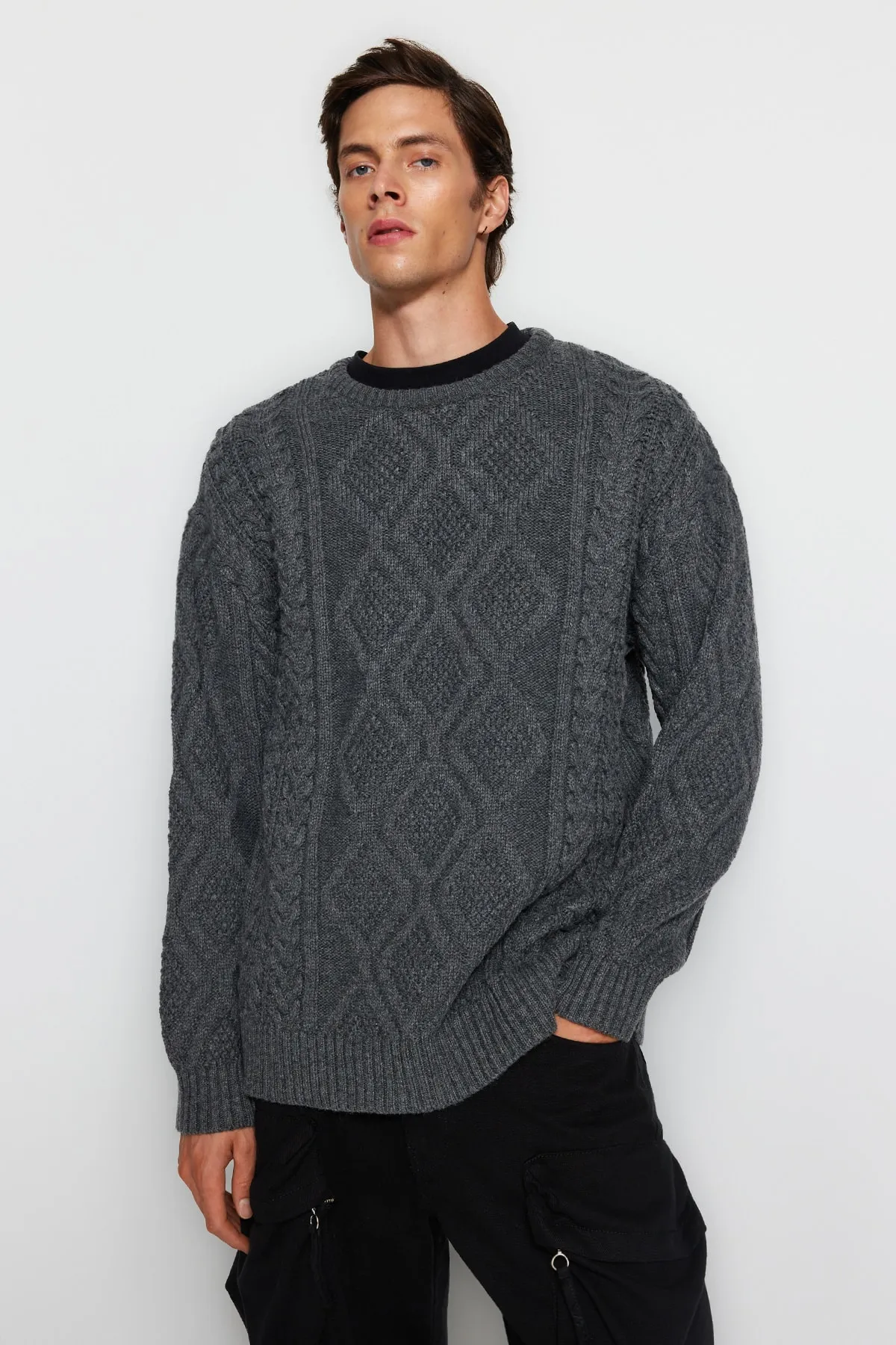 Trendyol Collection  Grauer Oversize-Strickpullover mit weitem Schnitt und Rundhalsausschnitt aus geflochtenem Haar TMNAW23KZ00280