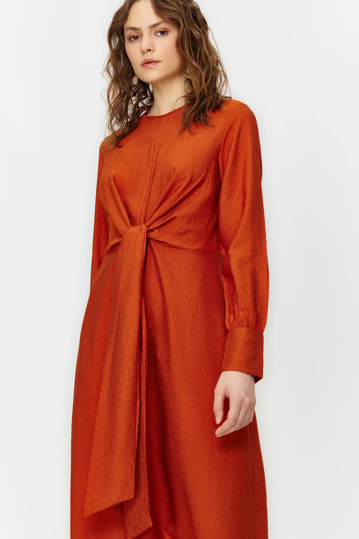Trendyol Modest  Gefliestes Taillenband, detailliertes Webkleid TCTSS23EB00221