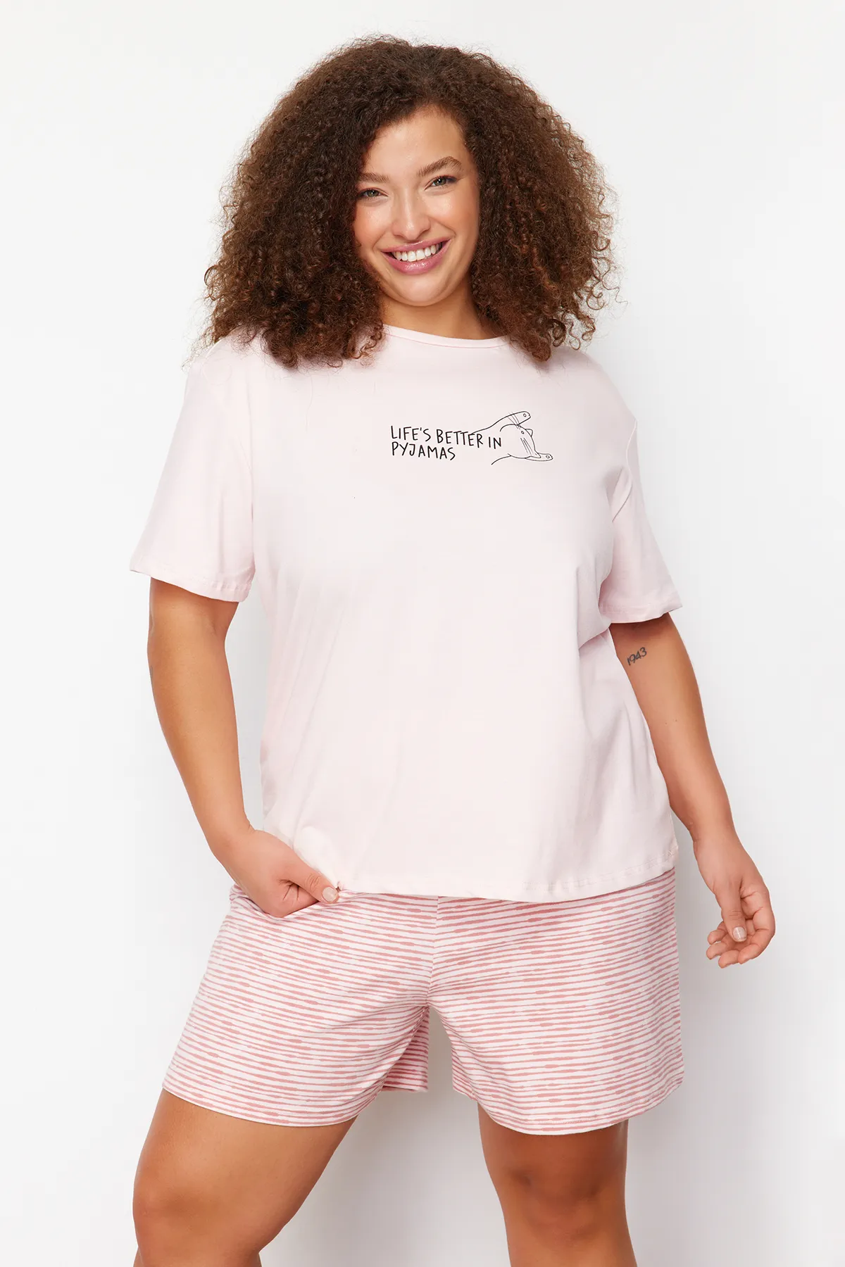 Trendyol Curve  Puderfarbenes Pyjama-Set aus Strick mit Streifen und Slogan-Aufdruck TBBSS24AI00020