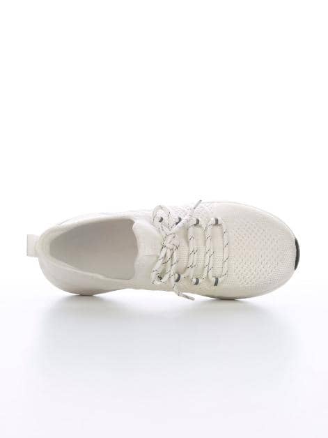 Sneaker mit einer 3 Komponenten Zwischensohle