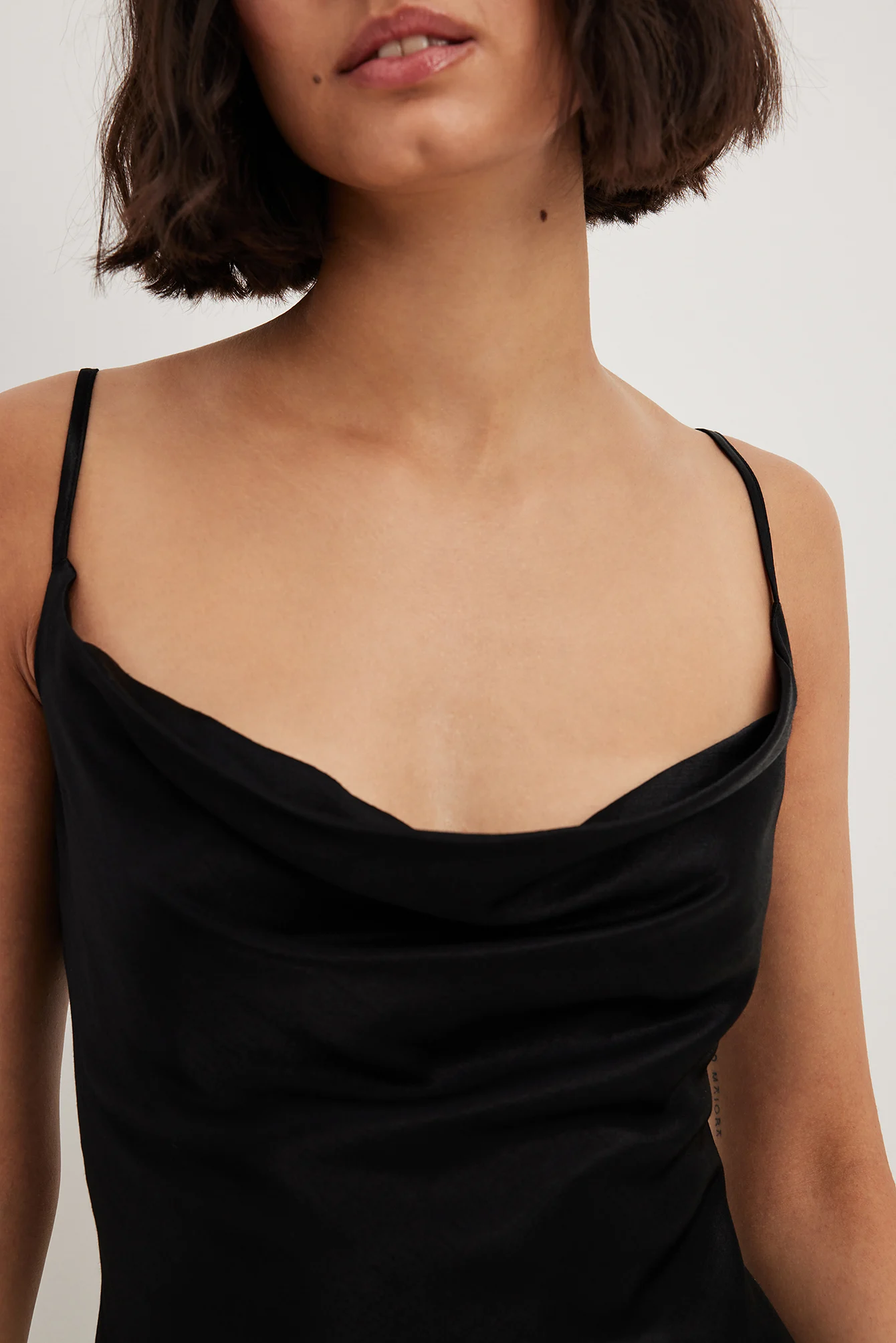 Mini-Slipkleid mit Wasserfallausschnitt
