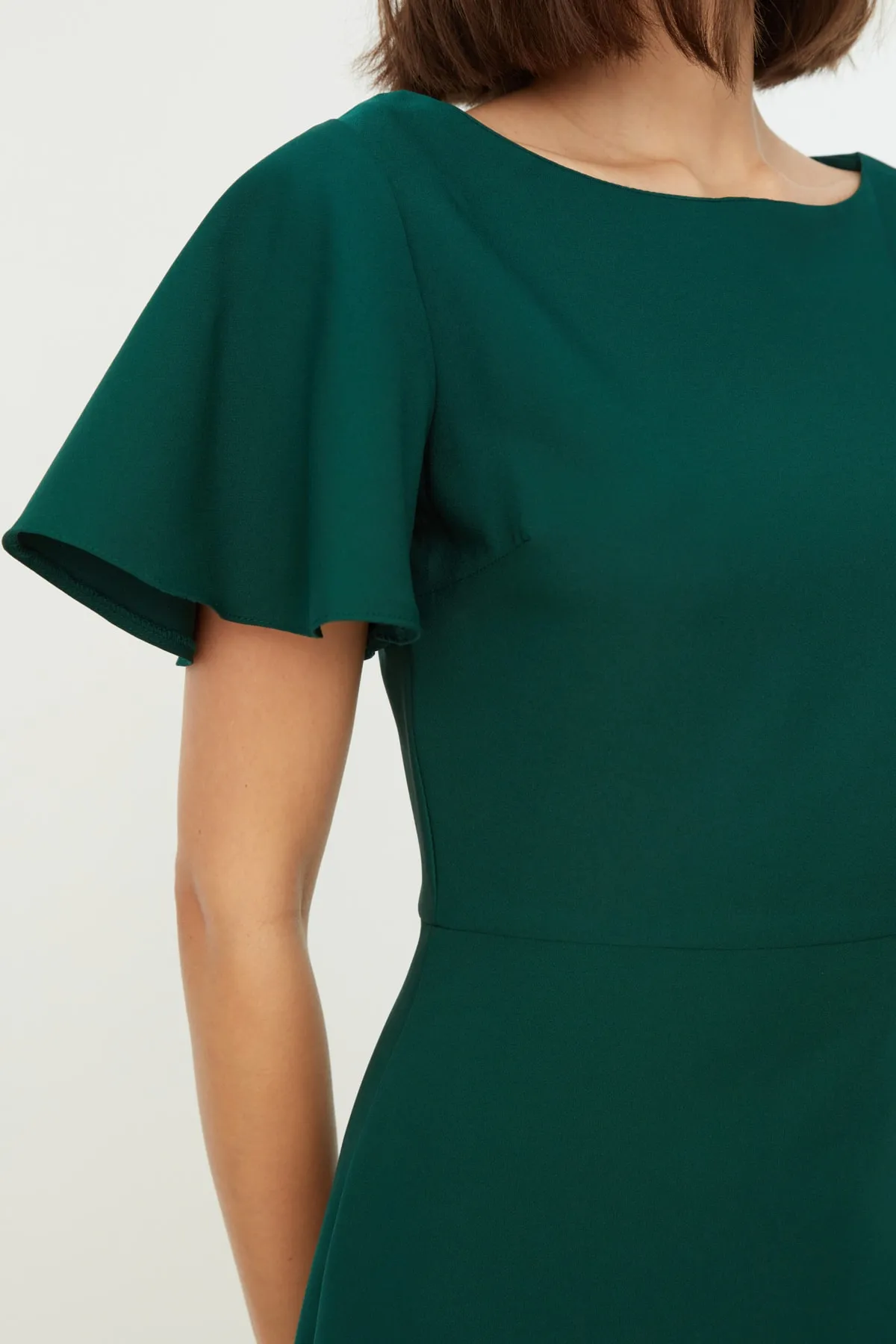 Trendyol Collection  Grünes, figurbetontes Volant-Midikleid aus Webstoff TWOSS20EL1342