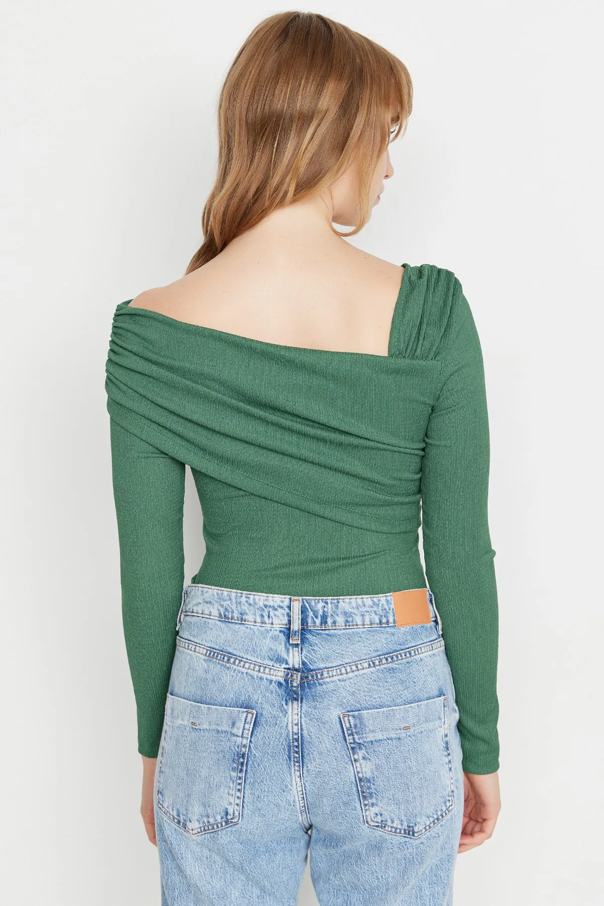 Trendyol Collection  Smaragdgrüner asymmetrischer Kragen, drapierter taillierter/körperbetonter Strickbody mit Wickelnieten TWOAW23BD00043