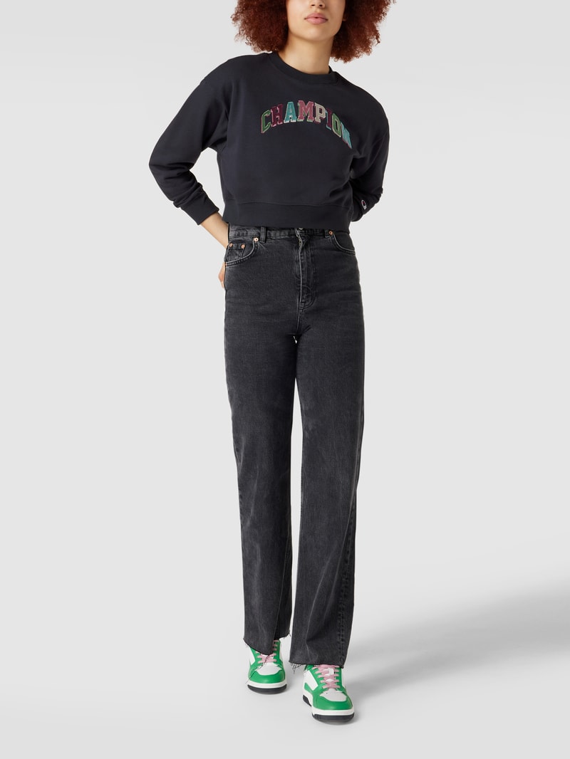 Cropped Sweatshirt mit Label-Schriftzug in Glanz-Optik in schwarz