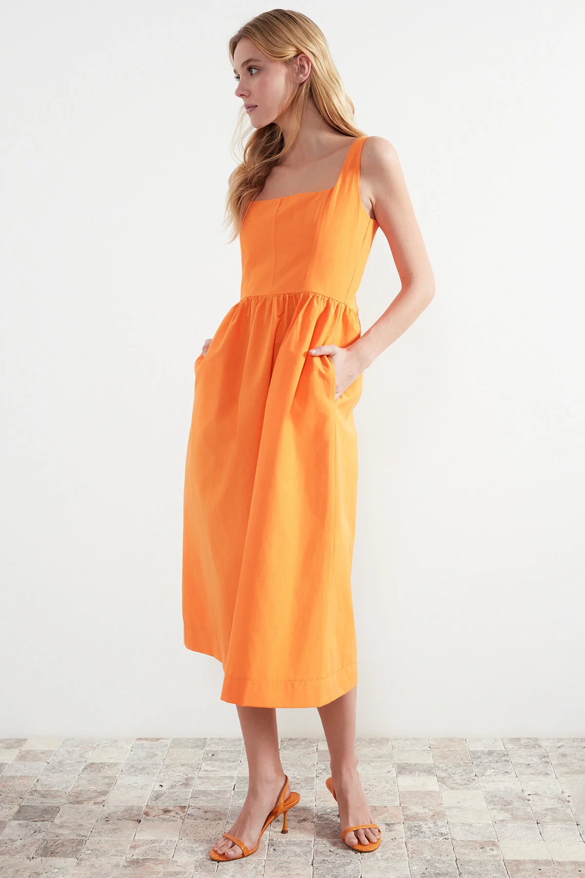 Trendyol Collection  Orangefarbenes Midi-Korsett-Webkleid mit Nähdetail TWOSS24EL00038