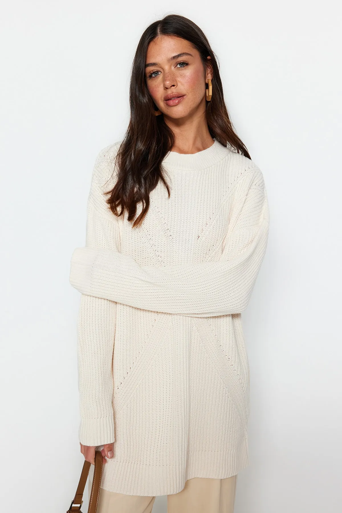 Trendyol Modest  Steiniger Strickpullover mit Rundhalsausschnitt TCTAW24AK00023