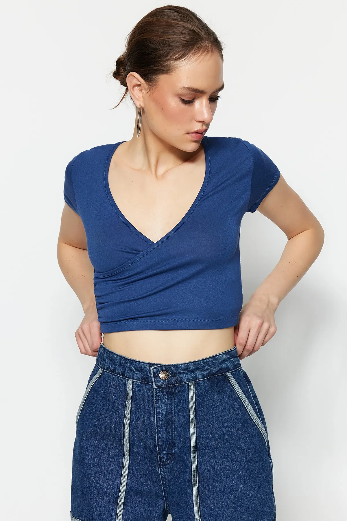 Trendyol Collection  Blaue, taillierte, zweireihige, bauchfreie Viskose-Strickbluse mit Halsausschnitt TWOSS22BZ0536