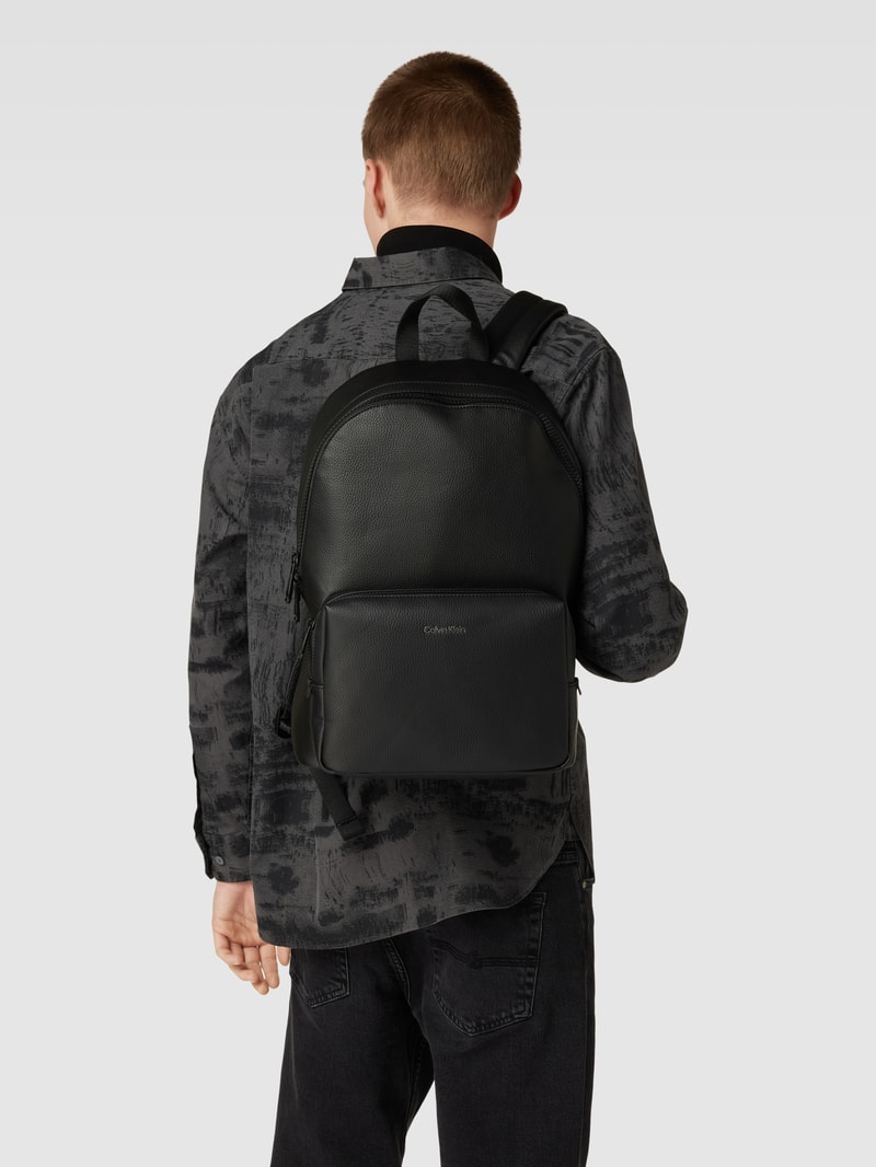 Rucksack mit Label-Details in schwarz