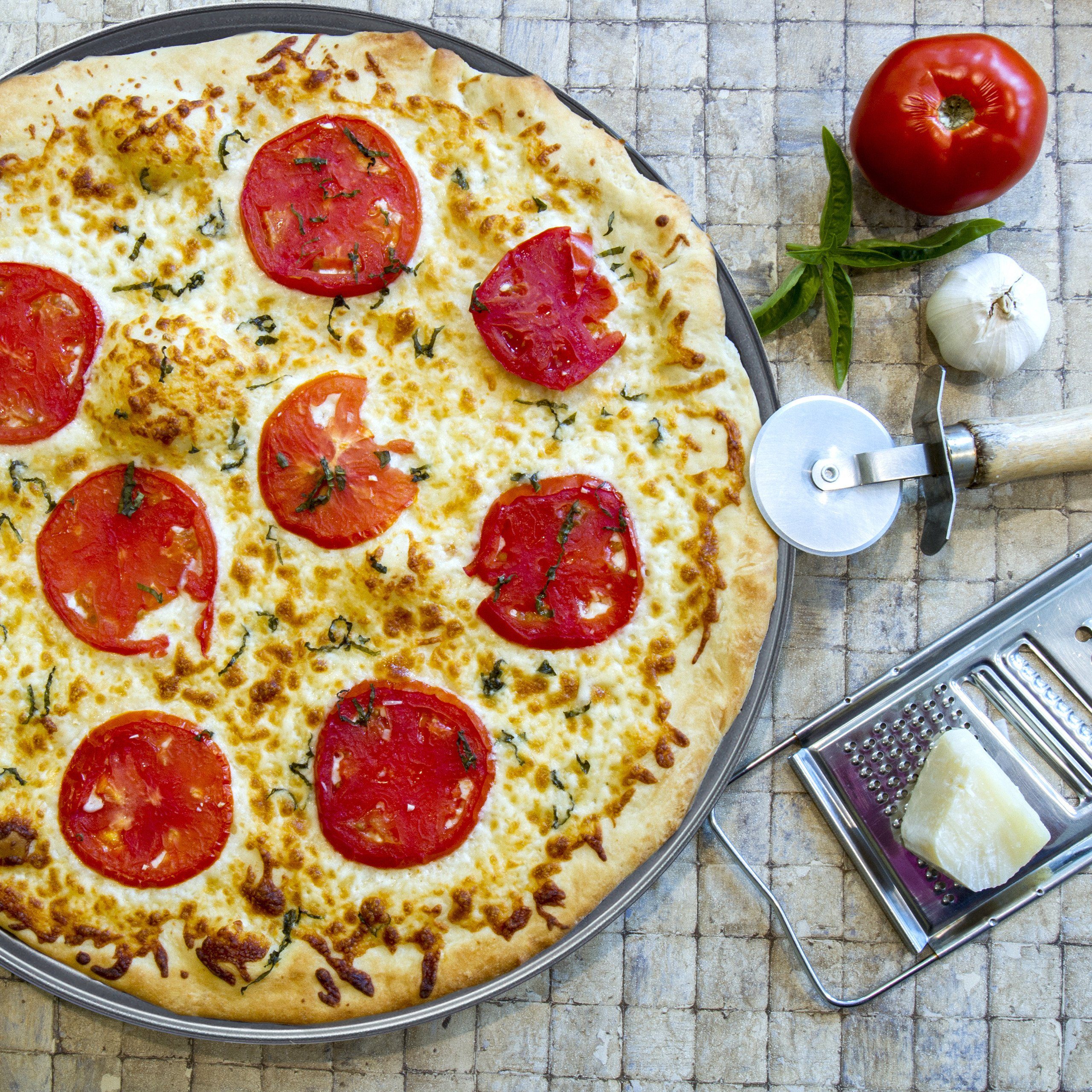 relaxdays Pizzablech Pizzablech perforiert im Set, Eisen, 4er Pack