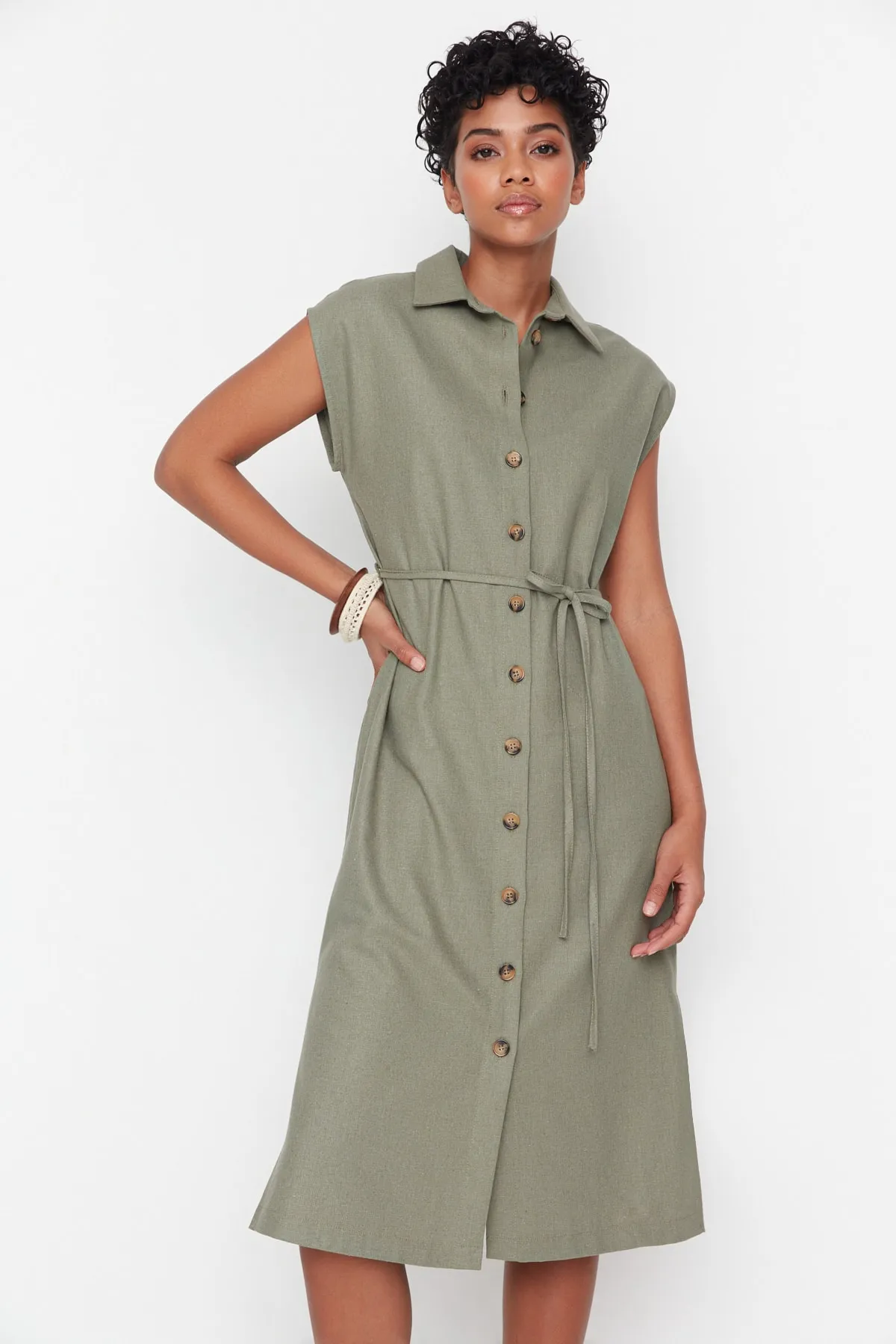 Trendyol Collection  Khakifarbenes, gewebtes Midi-Hemdkleid mit Gürtel TWOAW23EL00336