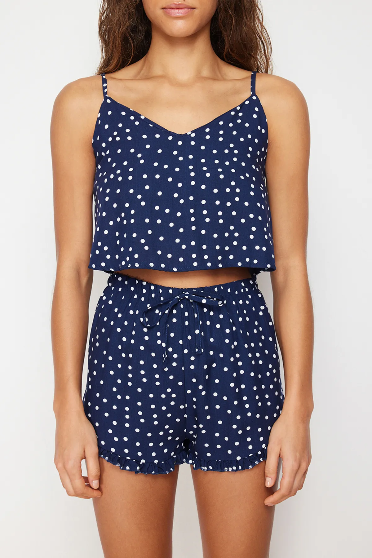 Trendyol Collection  Marineblaues Pyjama-Set aus Viskosegewebe mit Tupfen, Rüschendetail und Seilträgern THMSS21PT0742