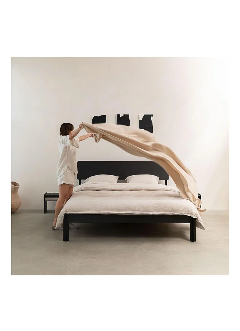 Estrutura de cama robusta Amsterdam °03, sem estrado de ripas.