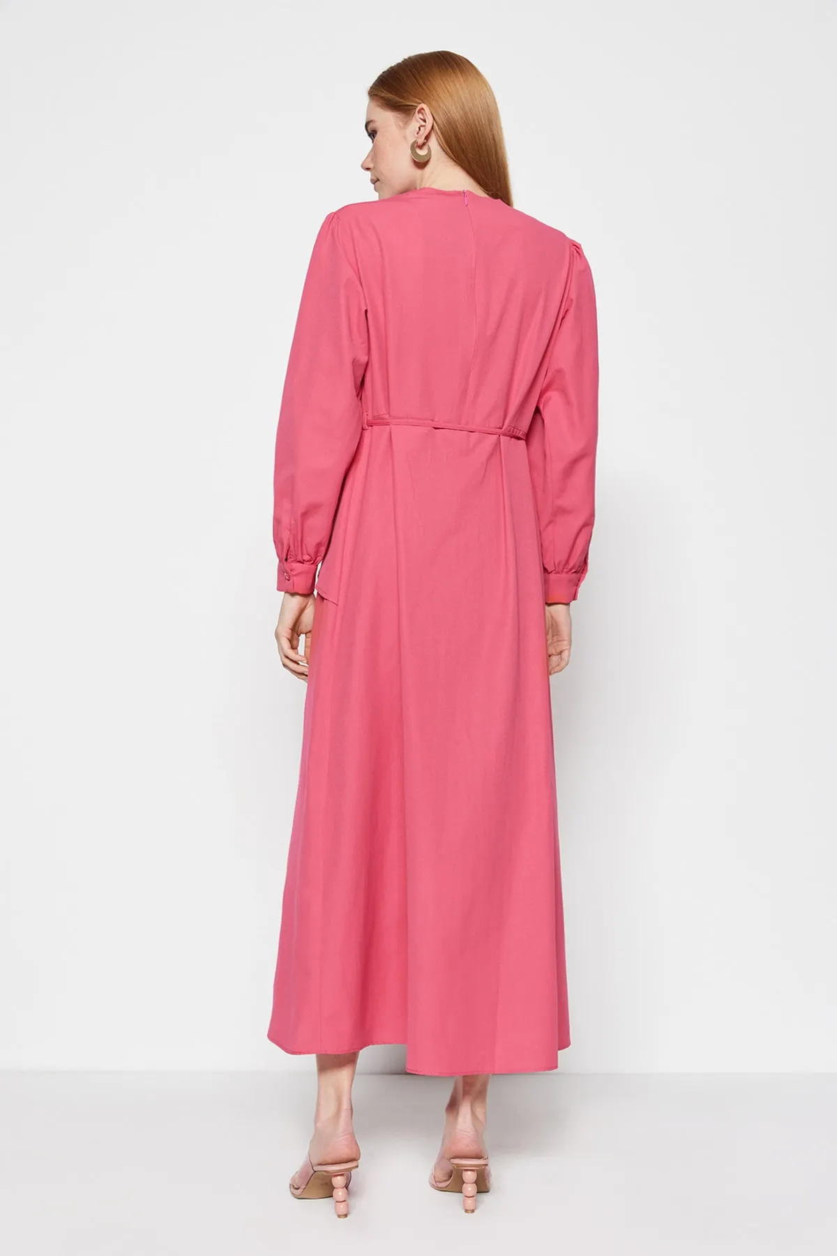 Trendyol Modest  Fuchsiafarbenes, gewebtes Baumwollkleid mit Gürtel vorne TCTSS23EB00360