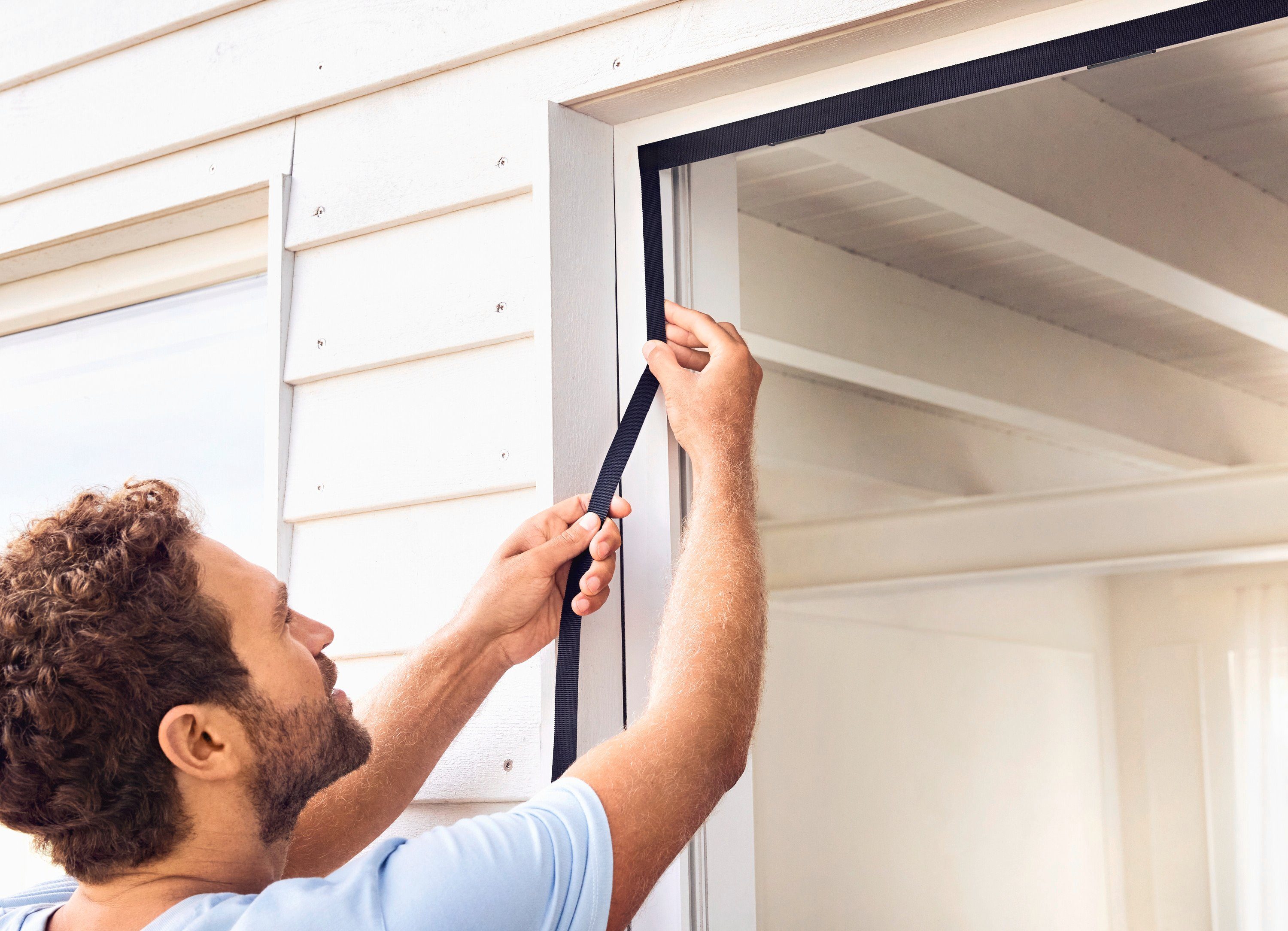 tesa Insektenschutz-Vorhang Insect Stop Magnetvorhang selbstschließend, (Packung, 1-St., Magnetvorhang, selbstklebendes Klettband), Insektenschutzvorhang mit Magneten - für Balkon- und Terrassentüren
