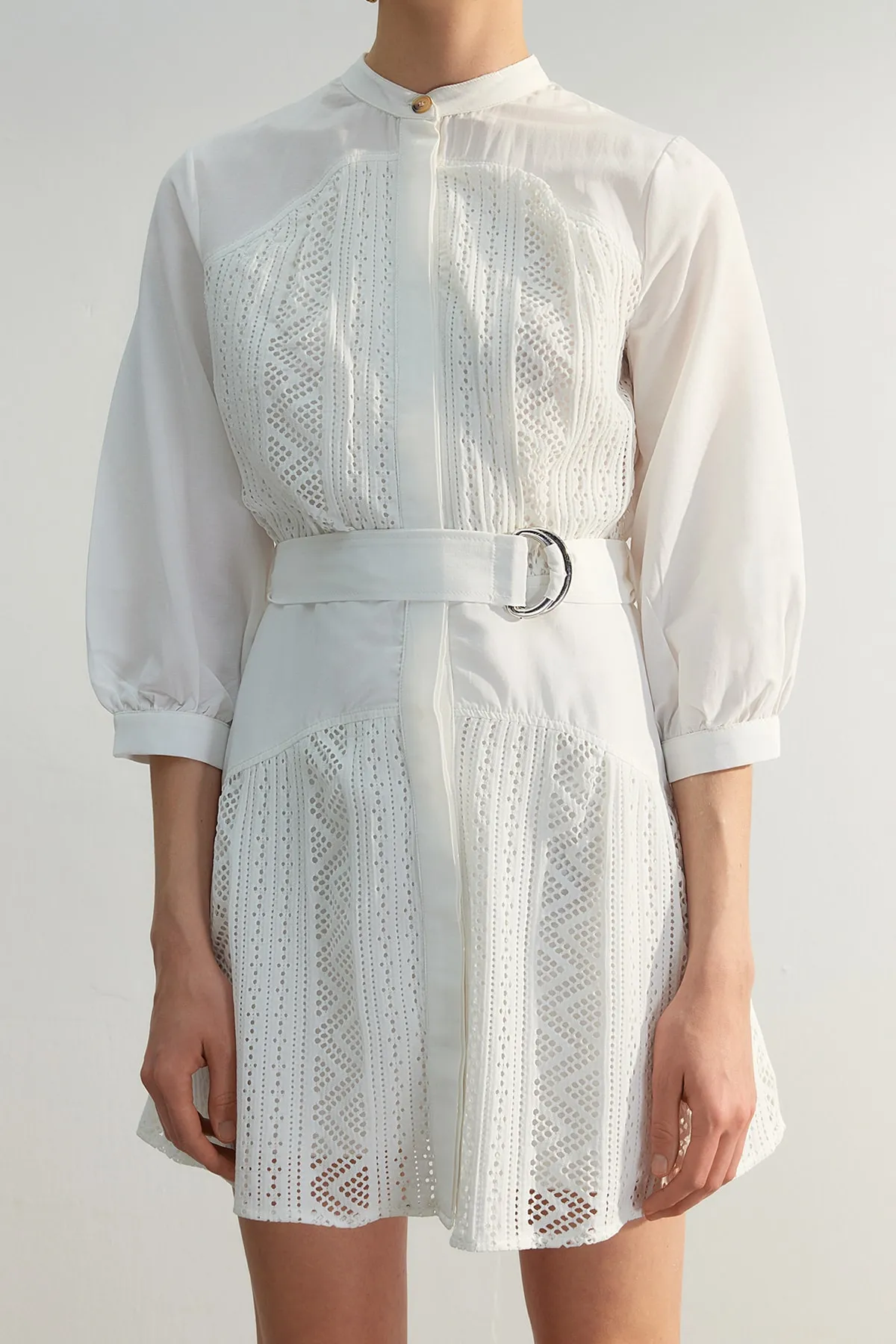 Trendyol Collection  Ecrufarbenes, gewebtes Mini-Hemdkleid mit Gürtel und Stickerei TWOSS23EL00296