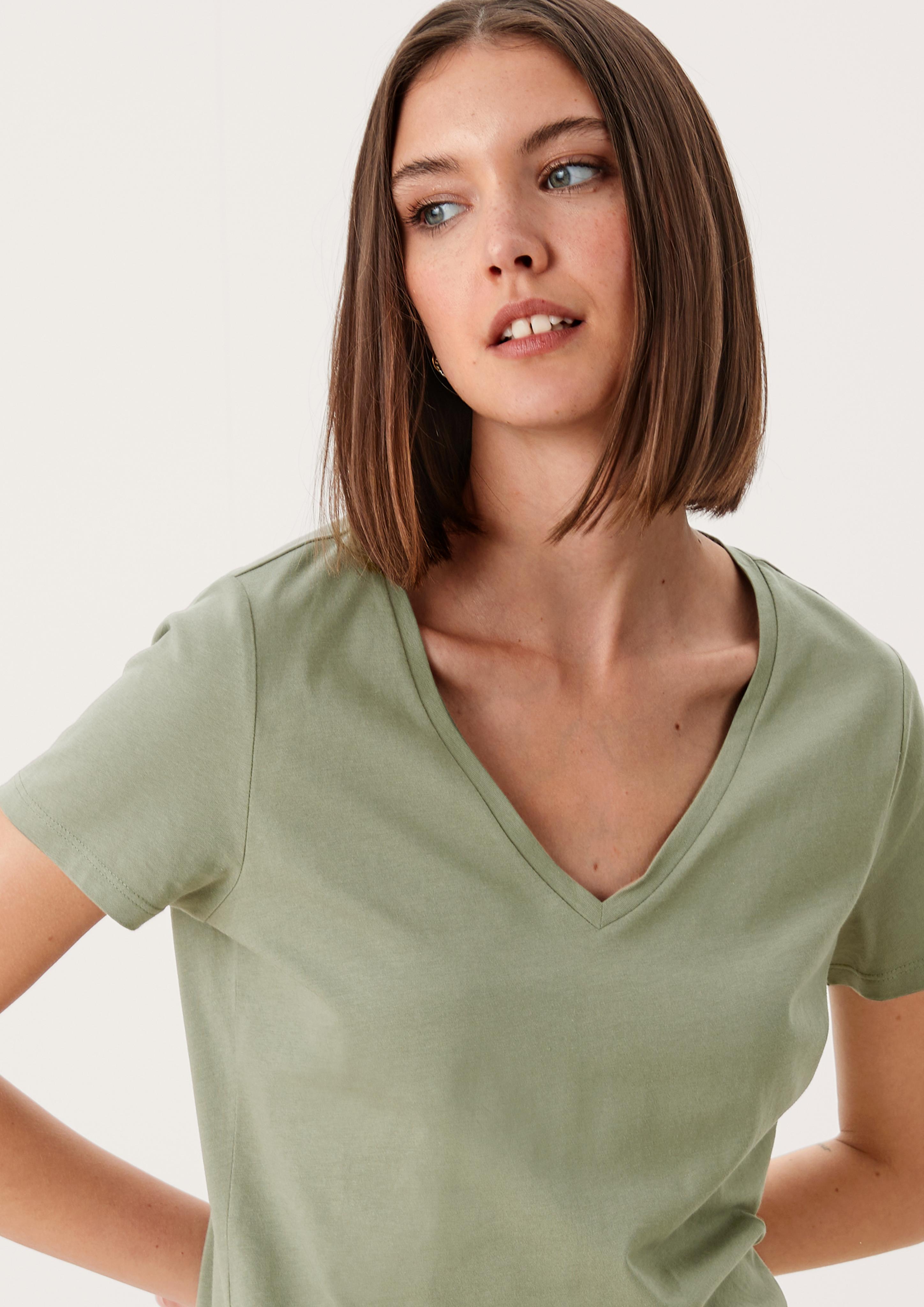 T-Shirt mit V-Ausschnitt  45.899.32.6149-7815