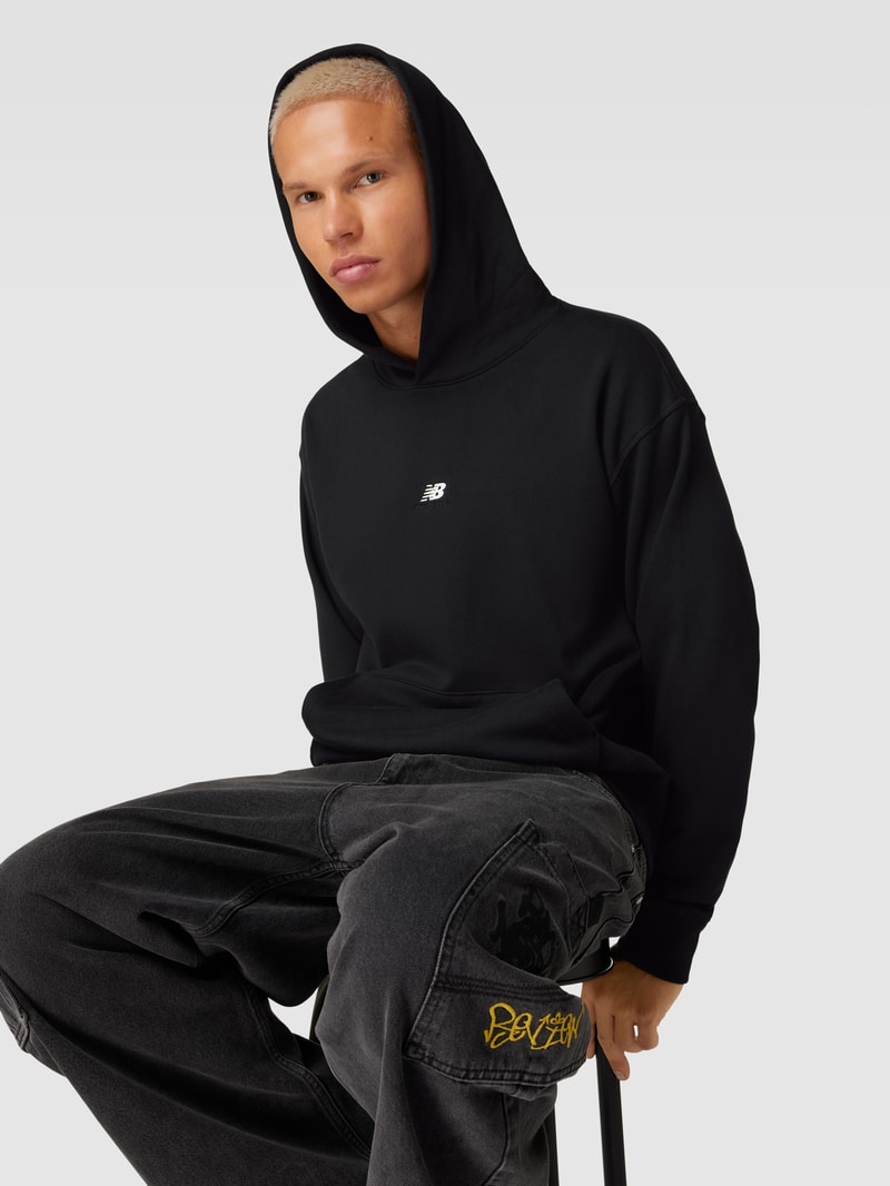 Hoodie mit Känguru-Tasche in schwarz