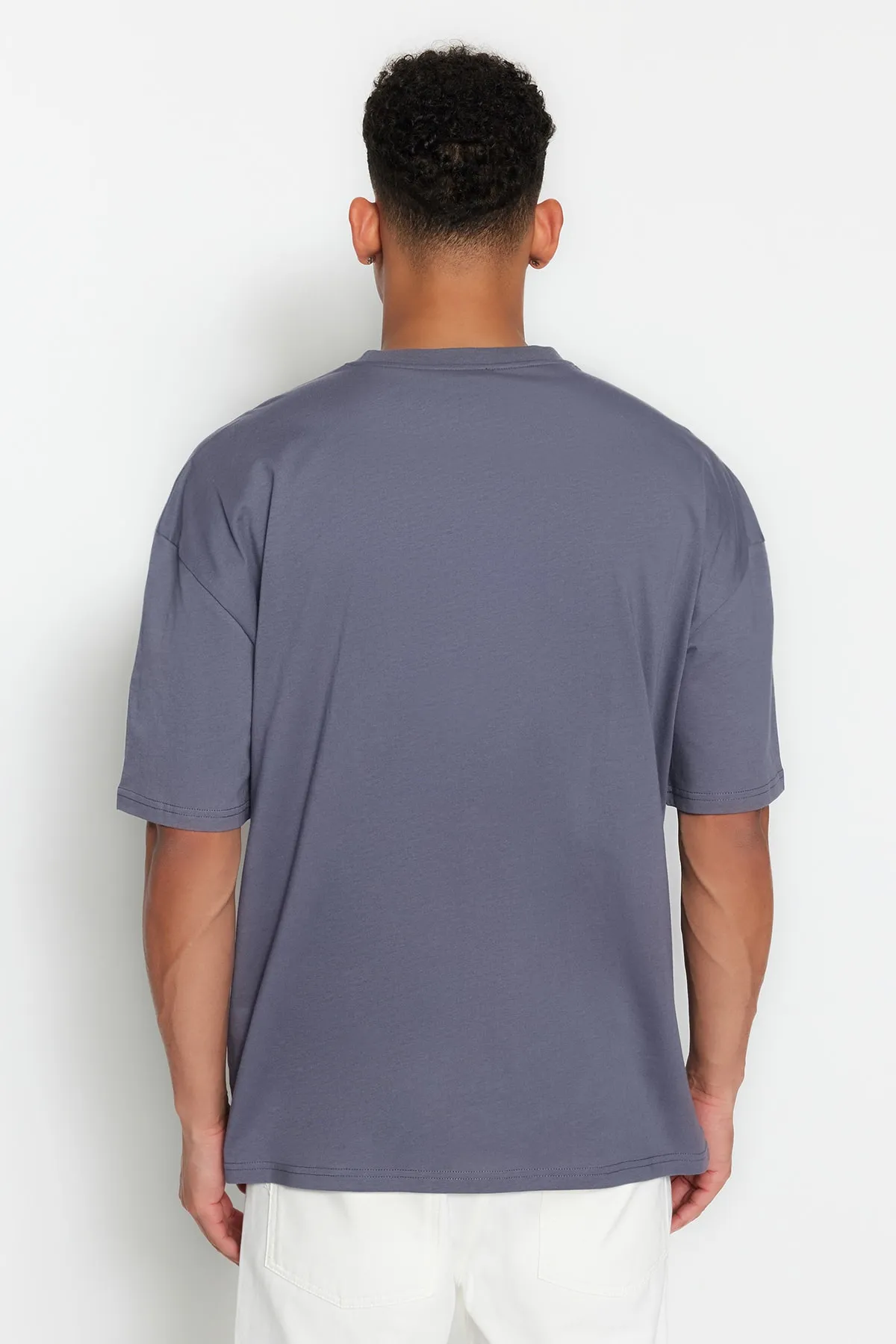 Trendyol Collection  Anthrazitfarbenes, kurzärmliges, bedrucktes Oversize-T-Shirt mit Rundhalsausschnitt TMNSS23TS00089